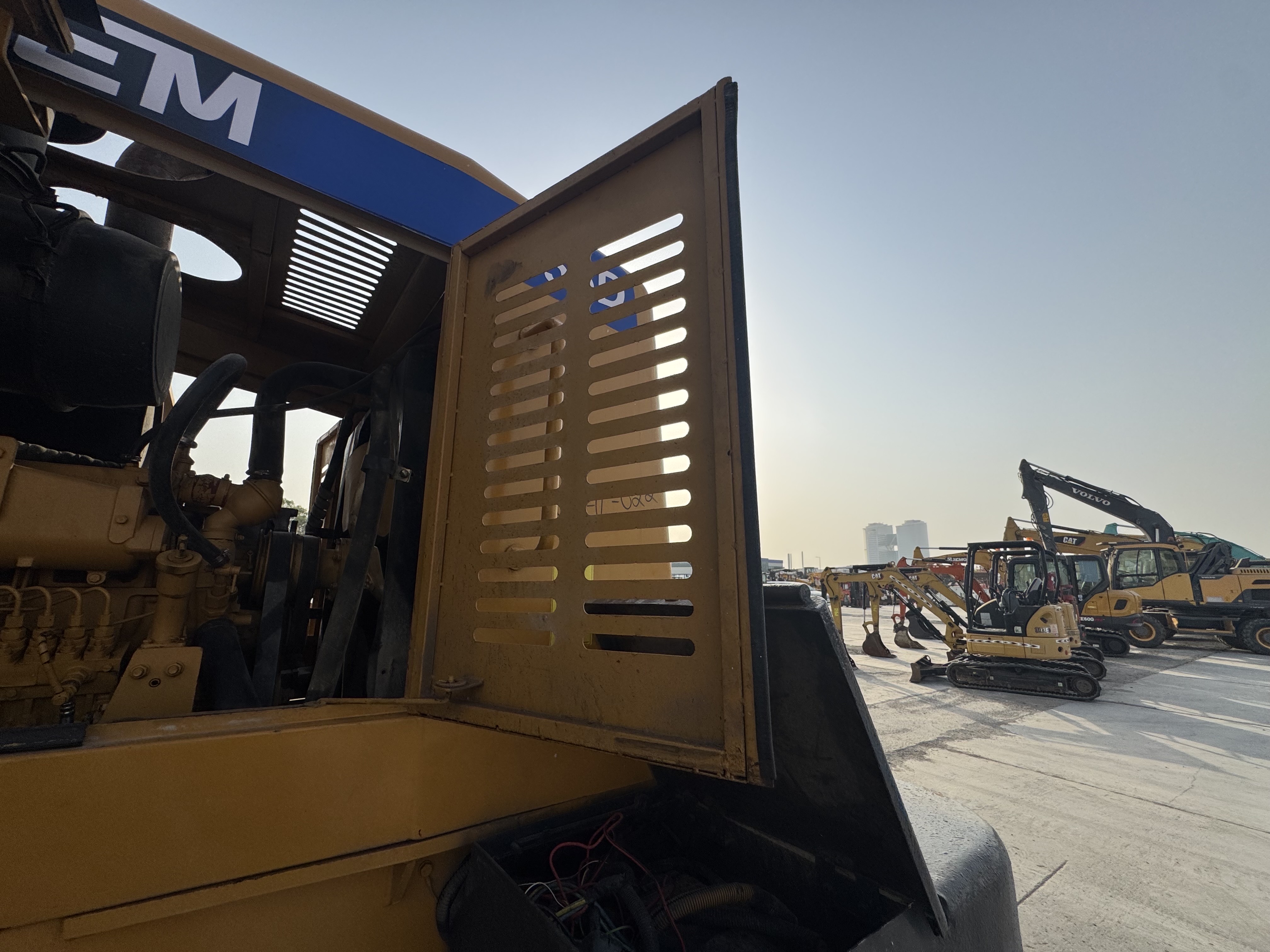 WHL-022-SEM-655D-Wheel-loaders-inspection-Structure-Sheet-metal-(fiberglass)-1