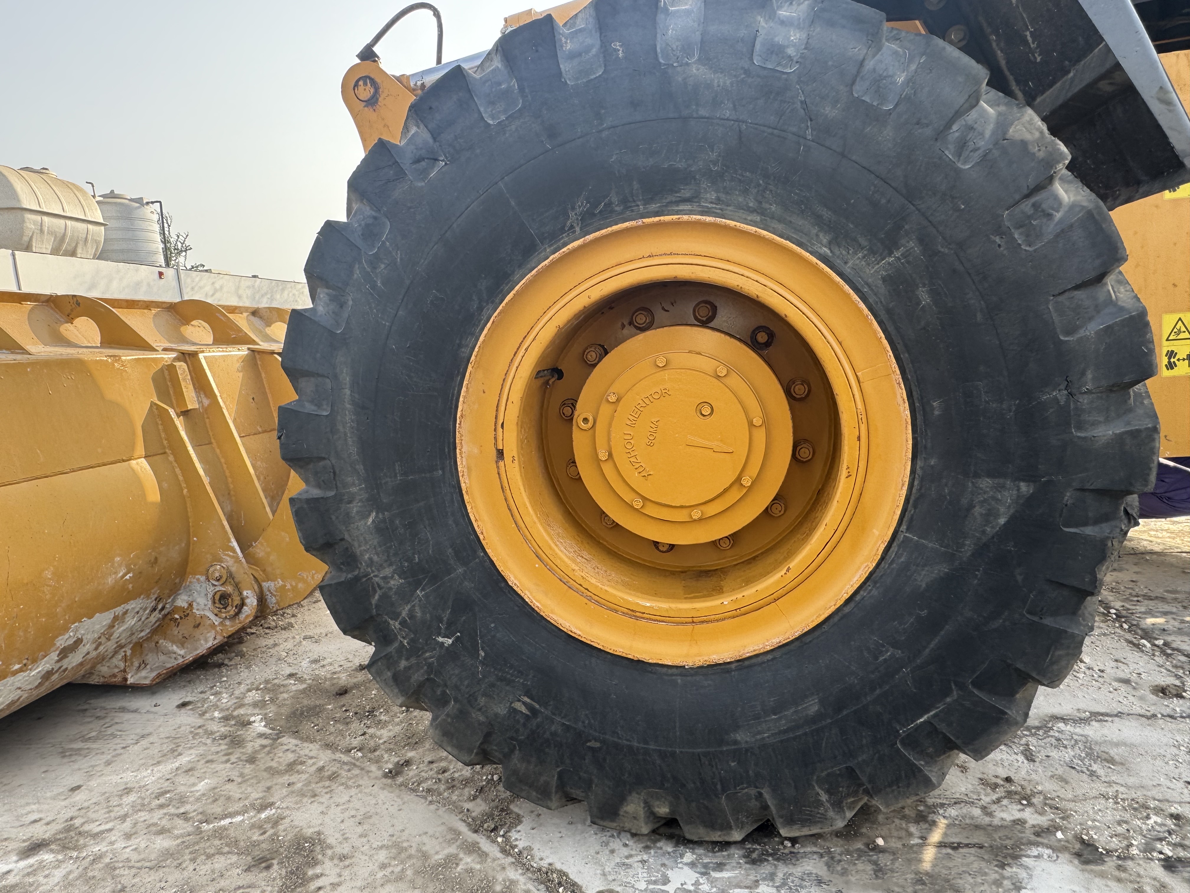 WHL-022-SEM-655D-Wheel-loaders-inspection-Chassis-Left-front-tire-/-wheel-hub---condition-1