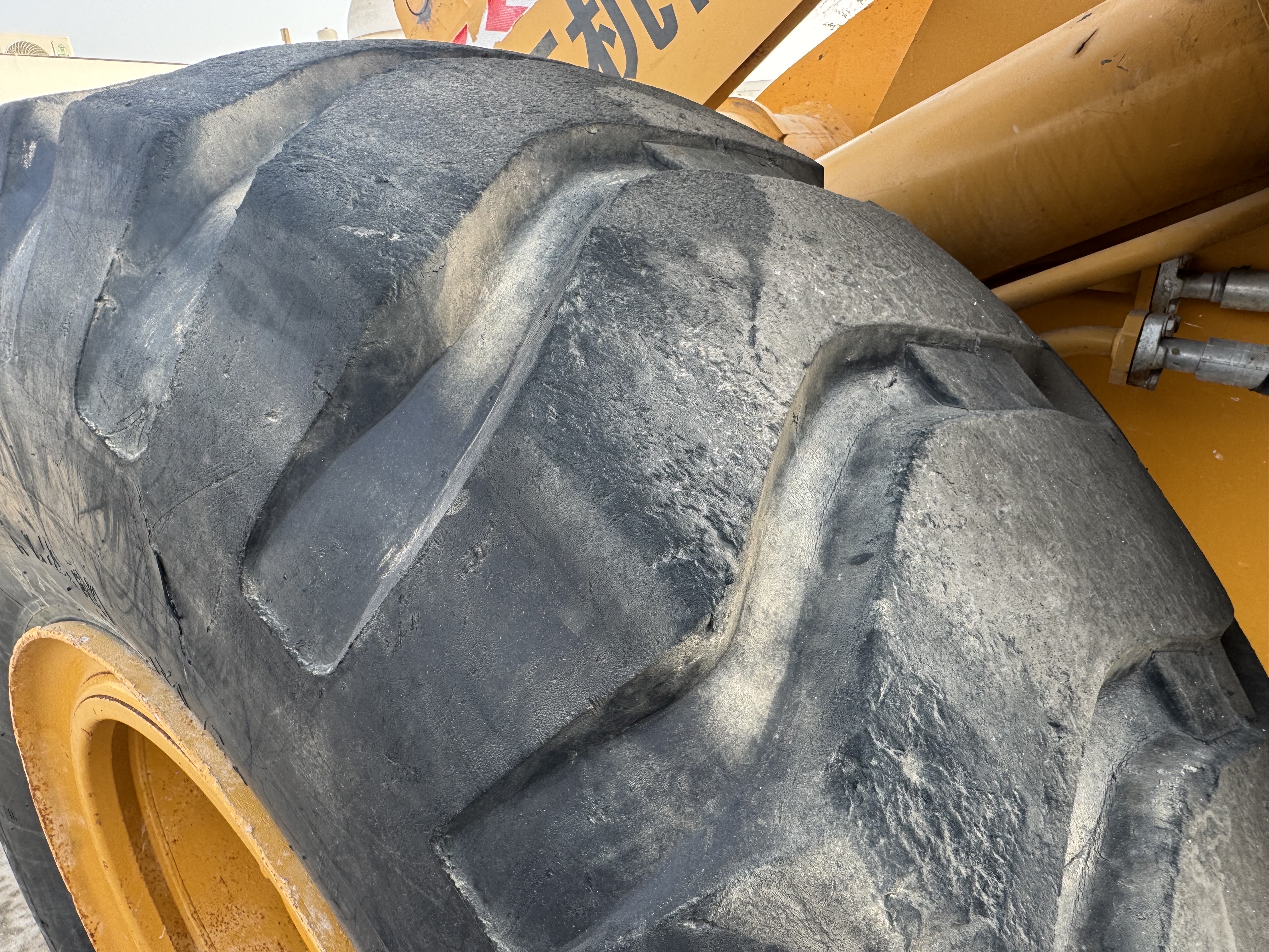 WHL-022-SEM-655D-Wheel-loaders-inspection-Chassis-Left-front-tire-/-wheel-hub---condition-1