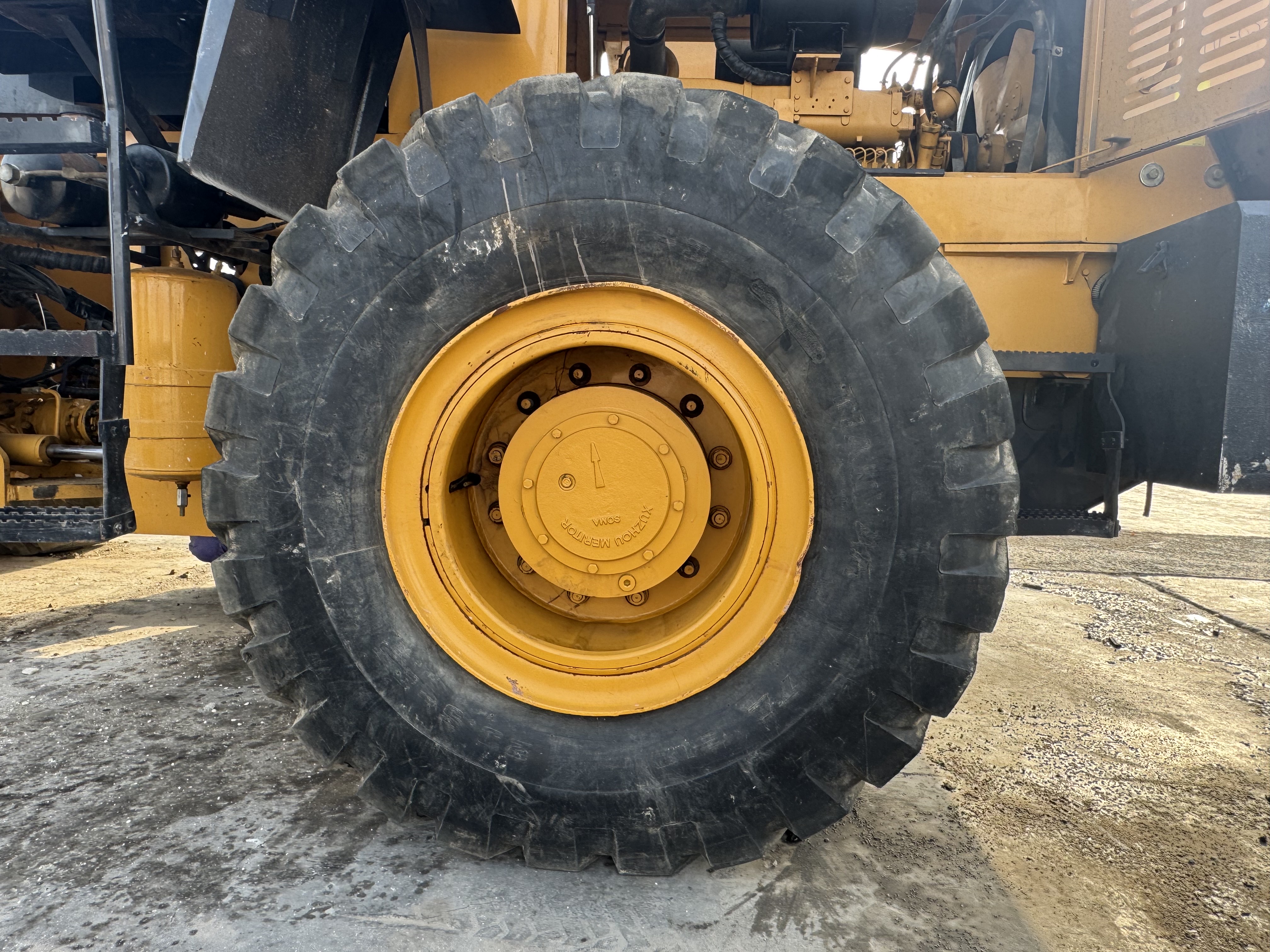 WHL-022-SEM-655D-Wheel-loaders-inspection-Chassis-Left-rear-tire-/-wheel-hub---condition-1