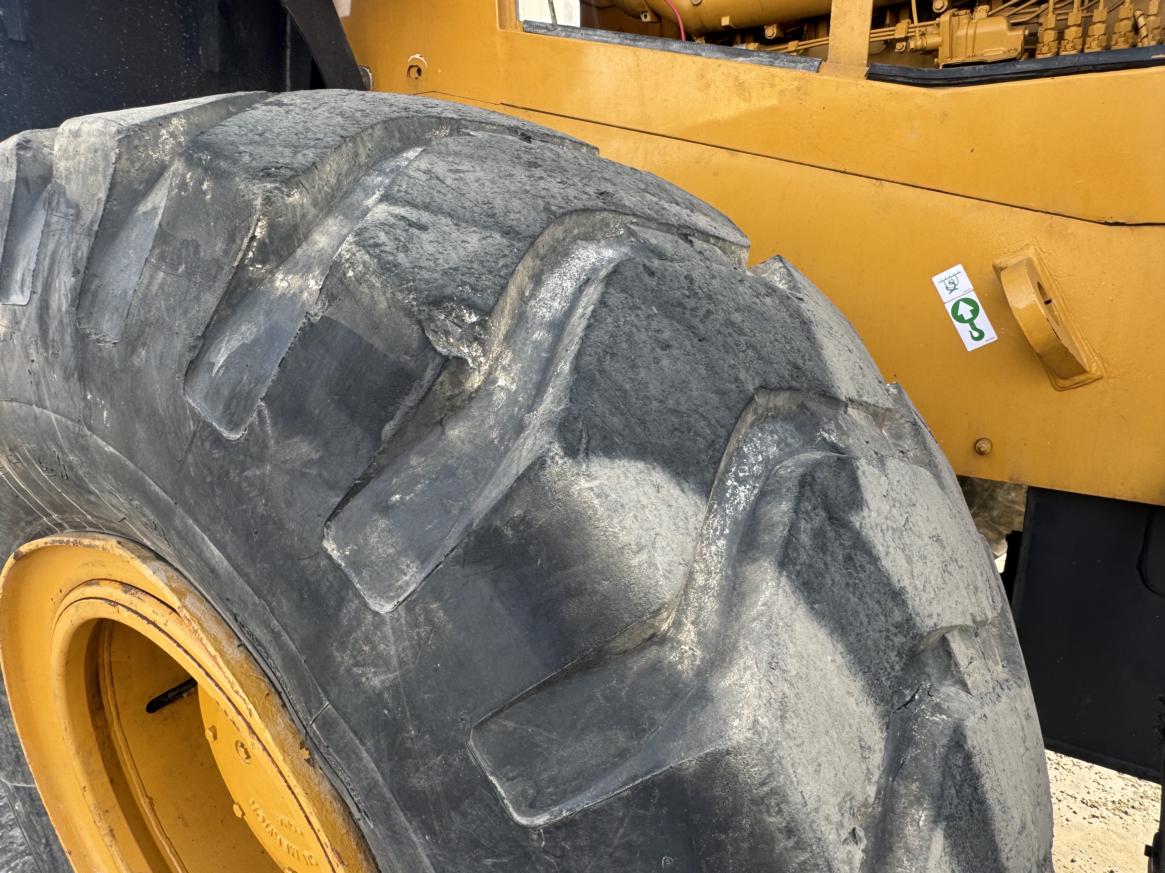 WHL-022-SEM-655D-Wheel-loaders-inspection-Chassis-Left-rear-tire-/-wheel-hub---condition-1