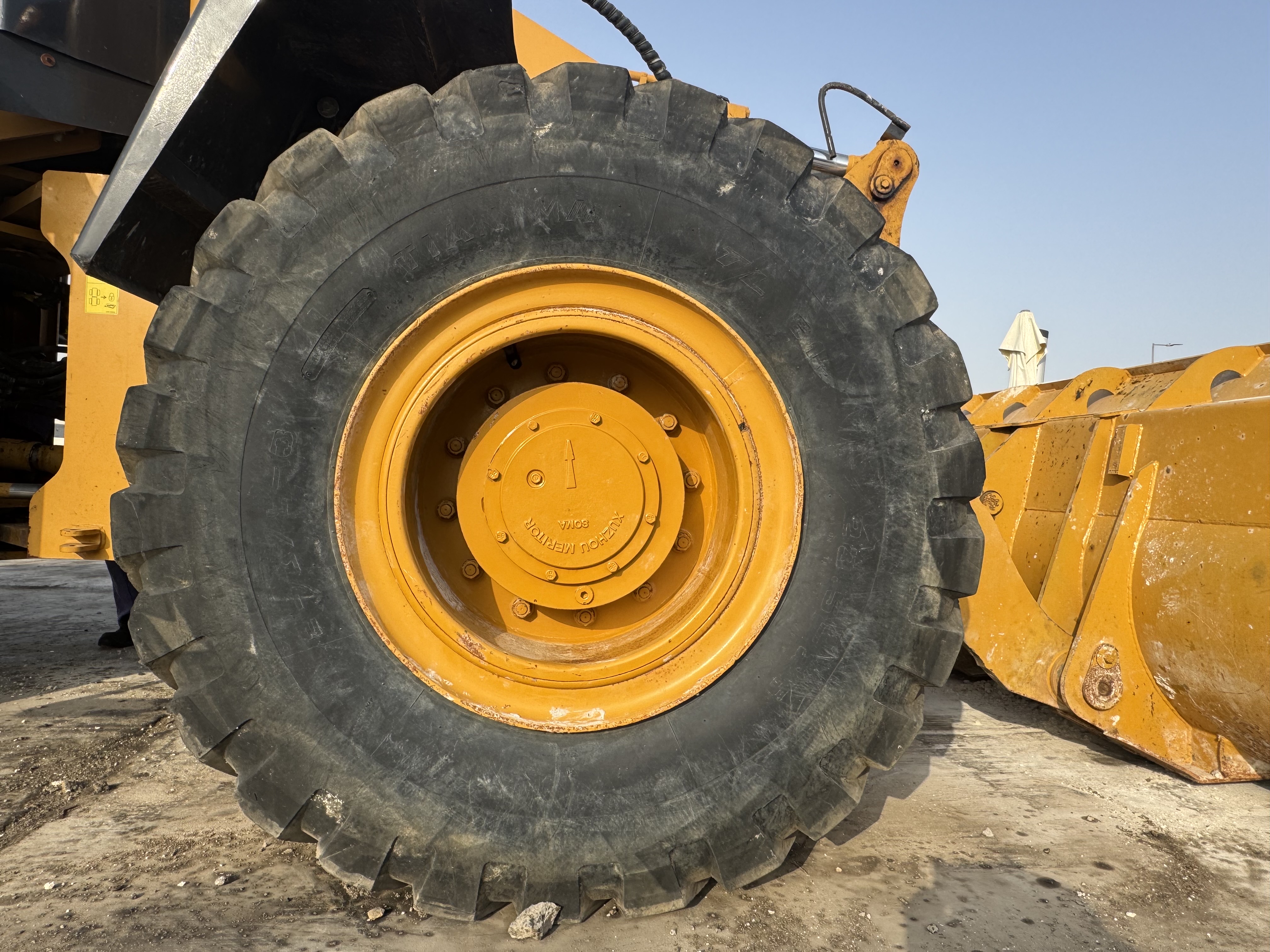 WHL-022-SEM-655D-Wheel-loaders-inspection-Chassis-Right-front-tire-/-wheel-hub---condition-1