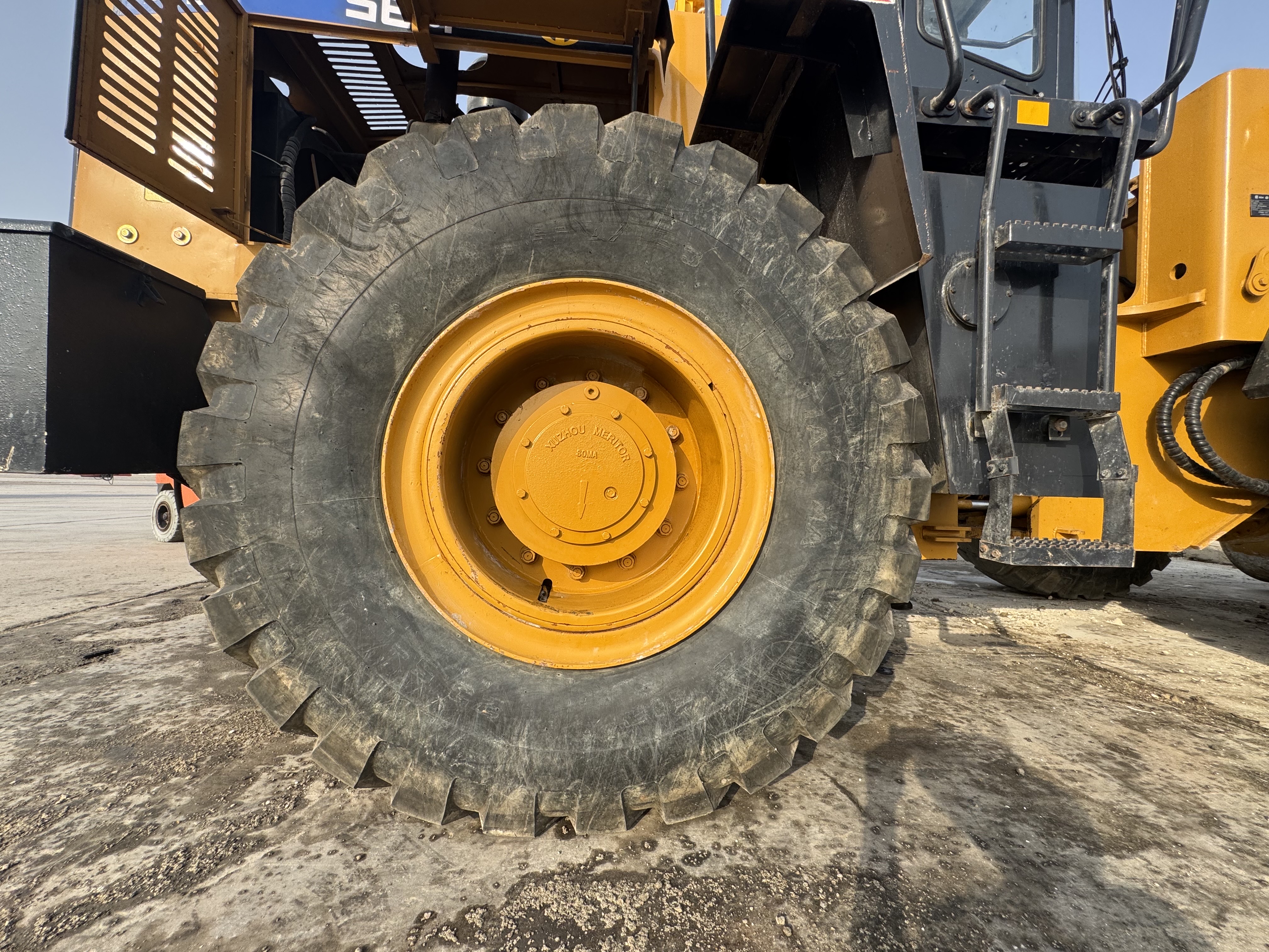 WHL-022-SEM-655D-Wheel-loaders-inspection-Chassis-Right-rear-tire-/-wheel-hub---condition-1