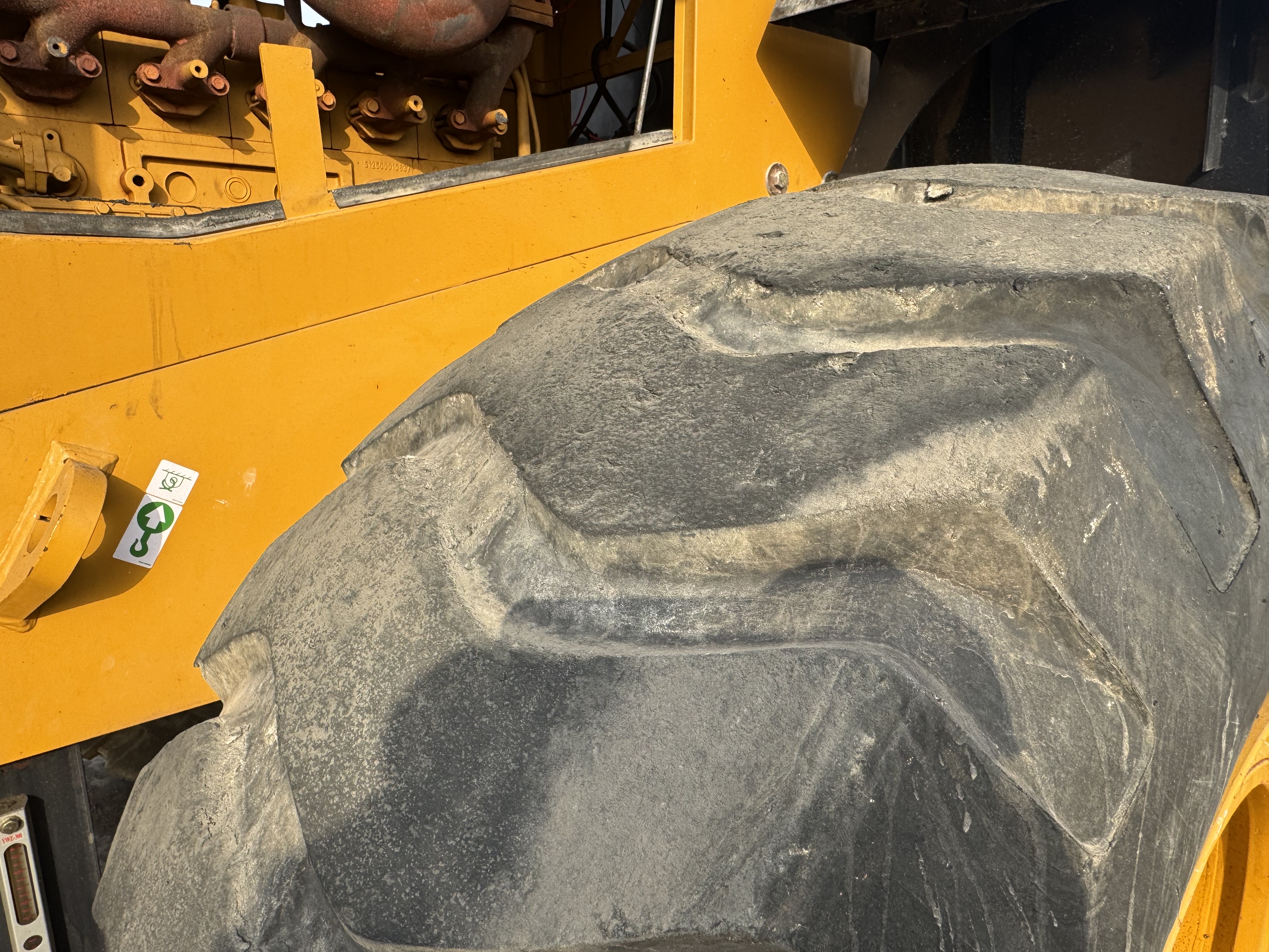 WHL-022-SEM-655D-Wheel-loaders-inspection-Chassis-Right-rear-tire-/-wheel-hub---condition-1