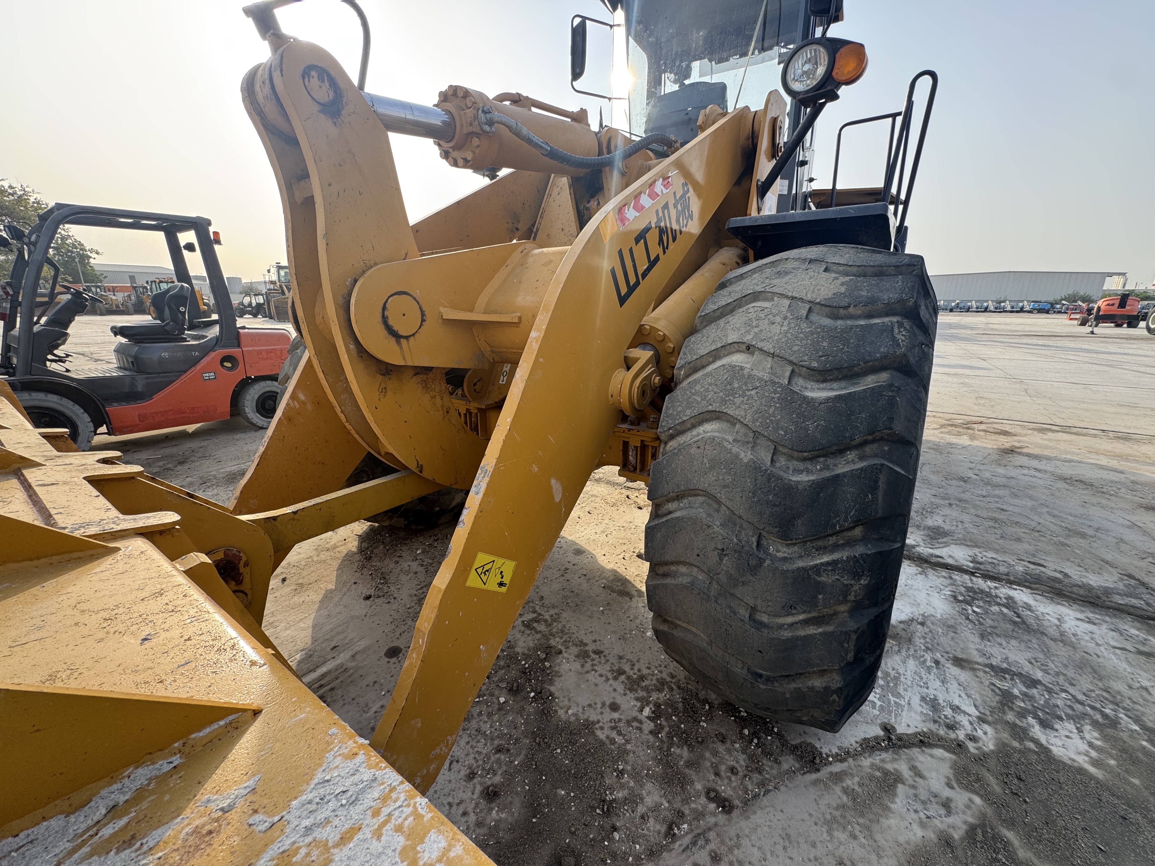 WHL-022-SEM-655D-Wheel-loaders-inspection-Chassis-Lift-arm-1