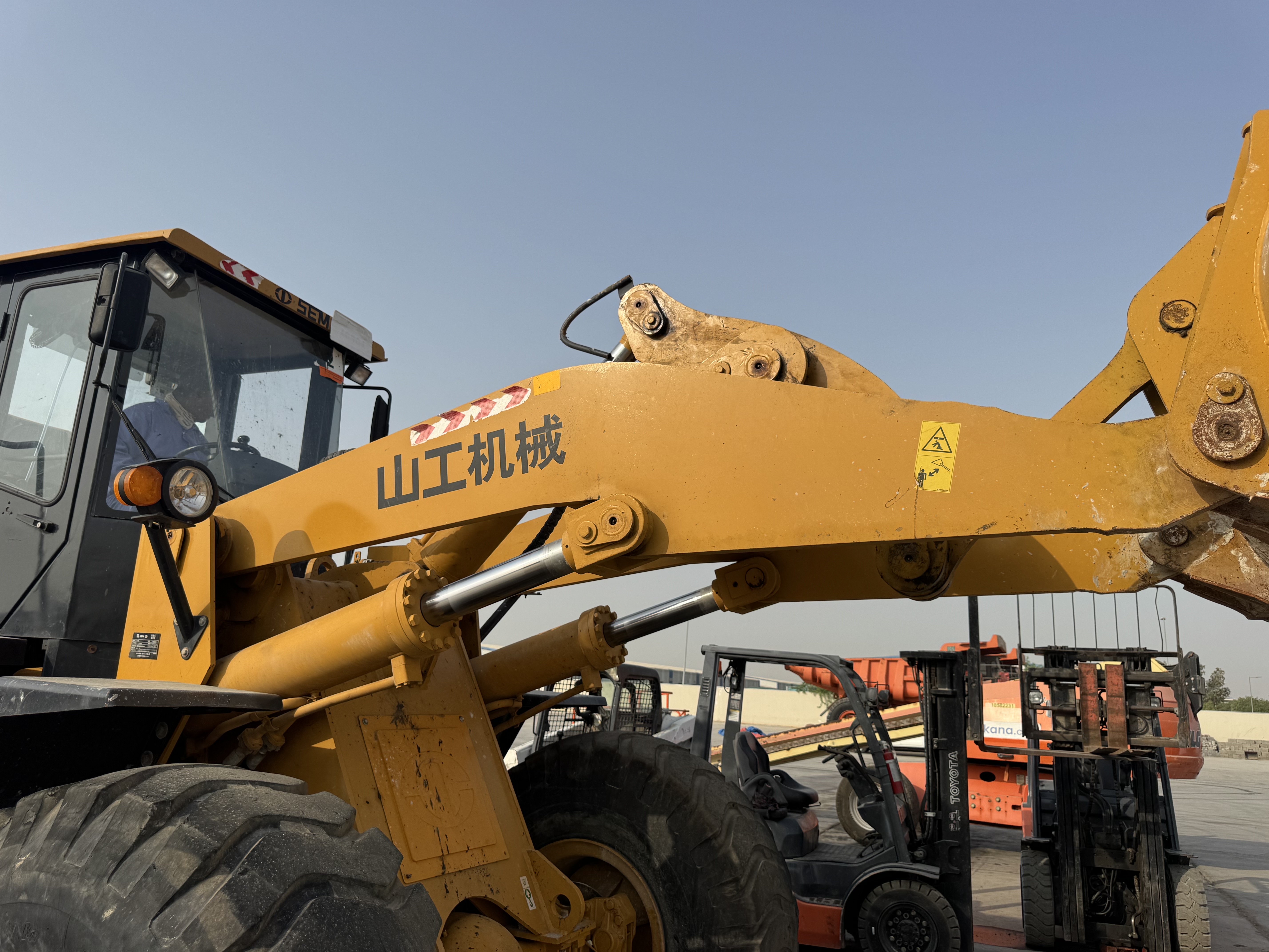 WHL-022-SEM-655D-Wheel-loaders-inspection-Chassis-Lift-arm-1