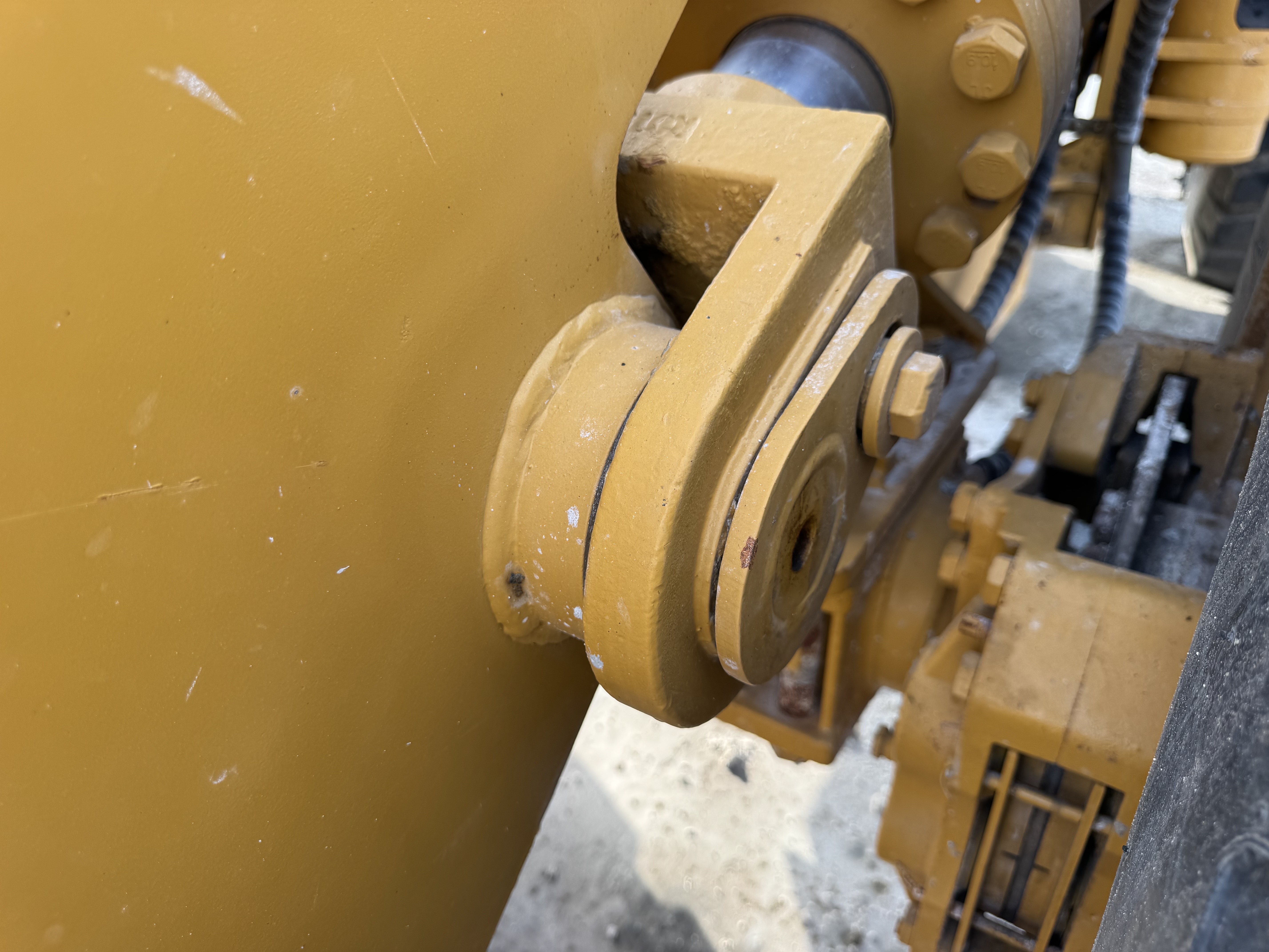 WHL-022-SEM-655D-Wheel-loaders-inspection-Chassis-Pins-and-bushings-lift-arm-to-bucket-1