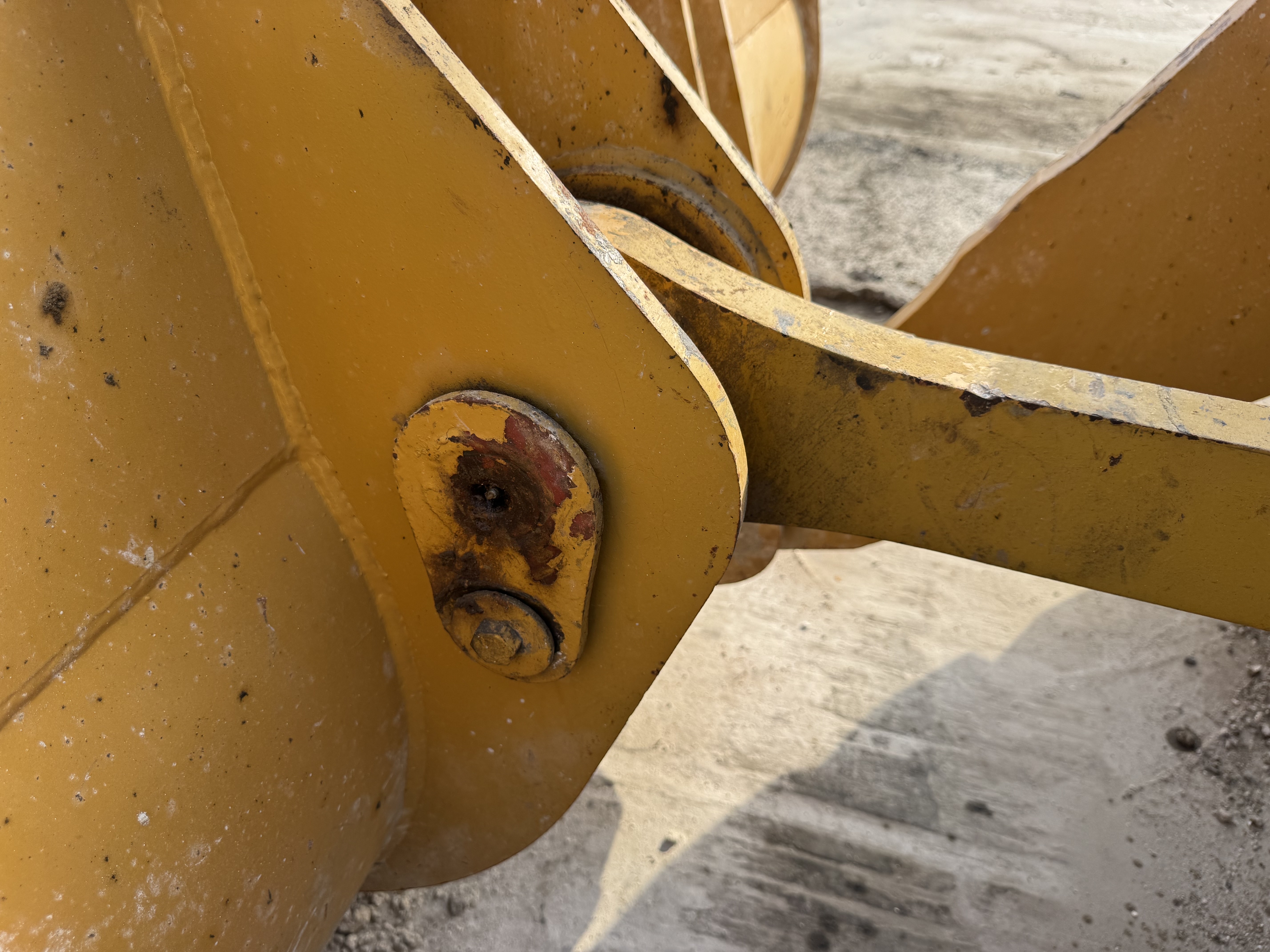 WHL-022-SEM-655D-Wheel-loaders-inspection-Chassis-Pins-and-bushings-lift-arm-to-bucket-1