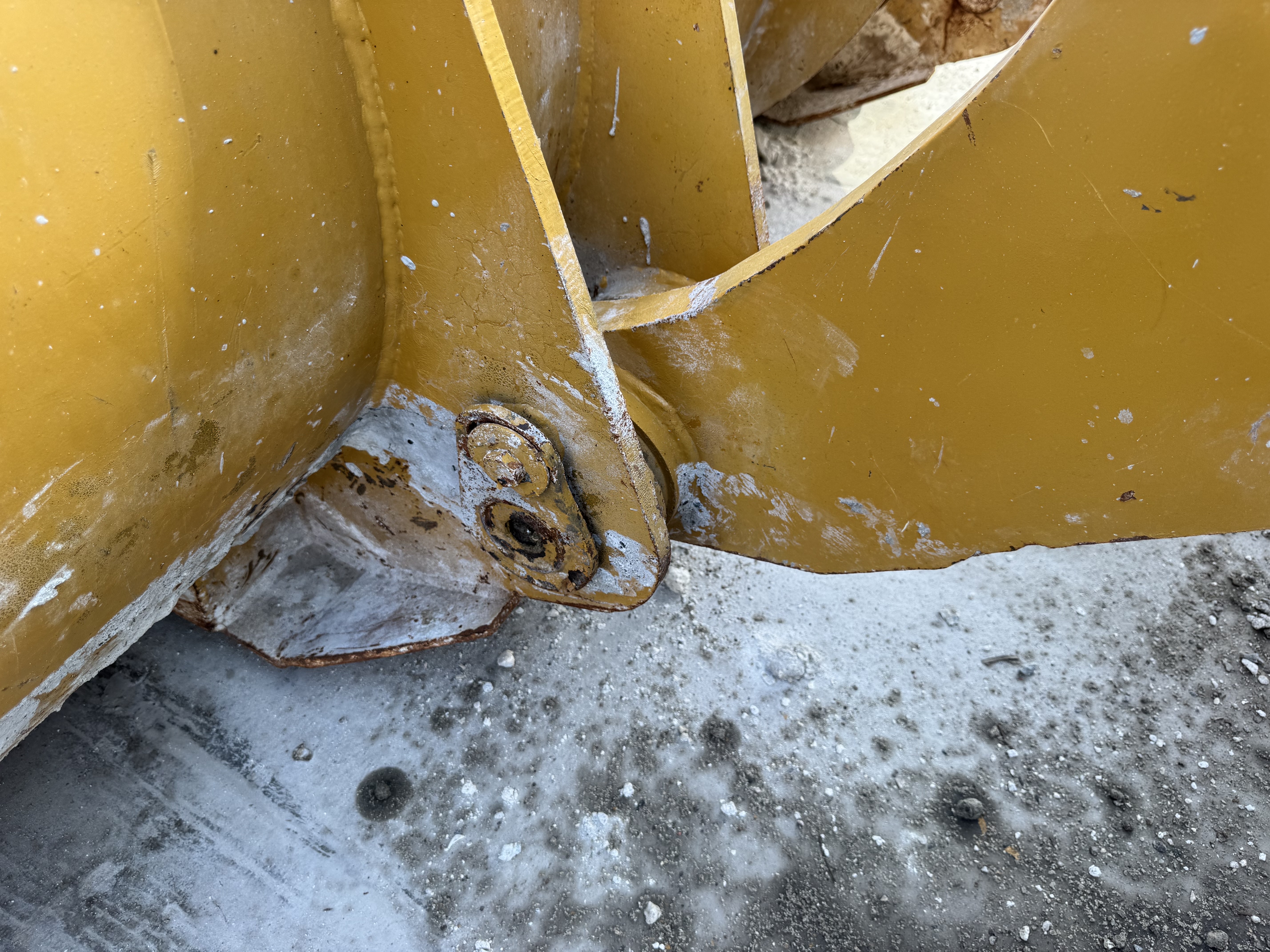 WHL-022-SEM-655D-Wheel-loaders-inspection-Chassis-Pins-and-bushings-lift-arm-to-bucket-1