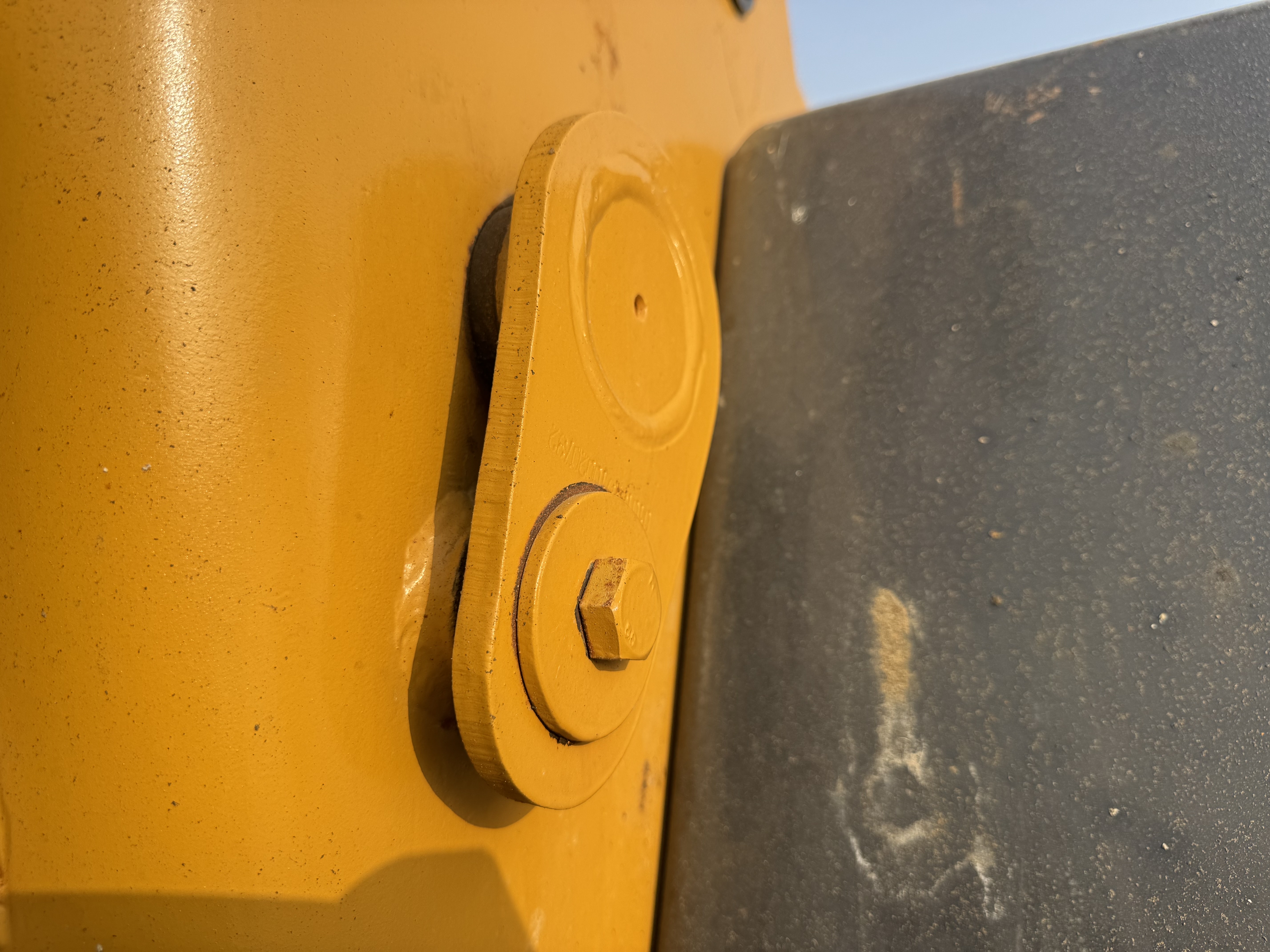 WHL-022-SEM-655D-Wheel-loaders-inspection-Chassis-Pins-and-bushings-lift-arm-to-bucket-1
