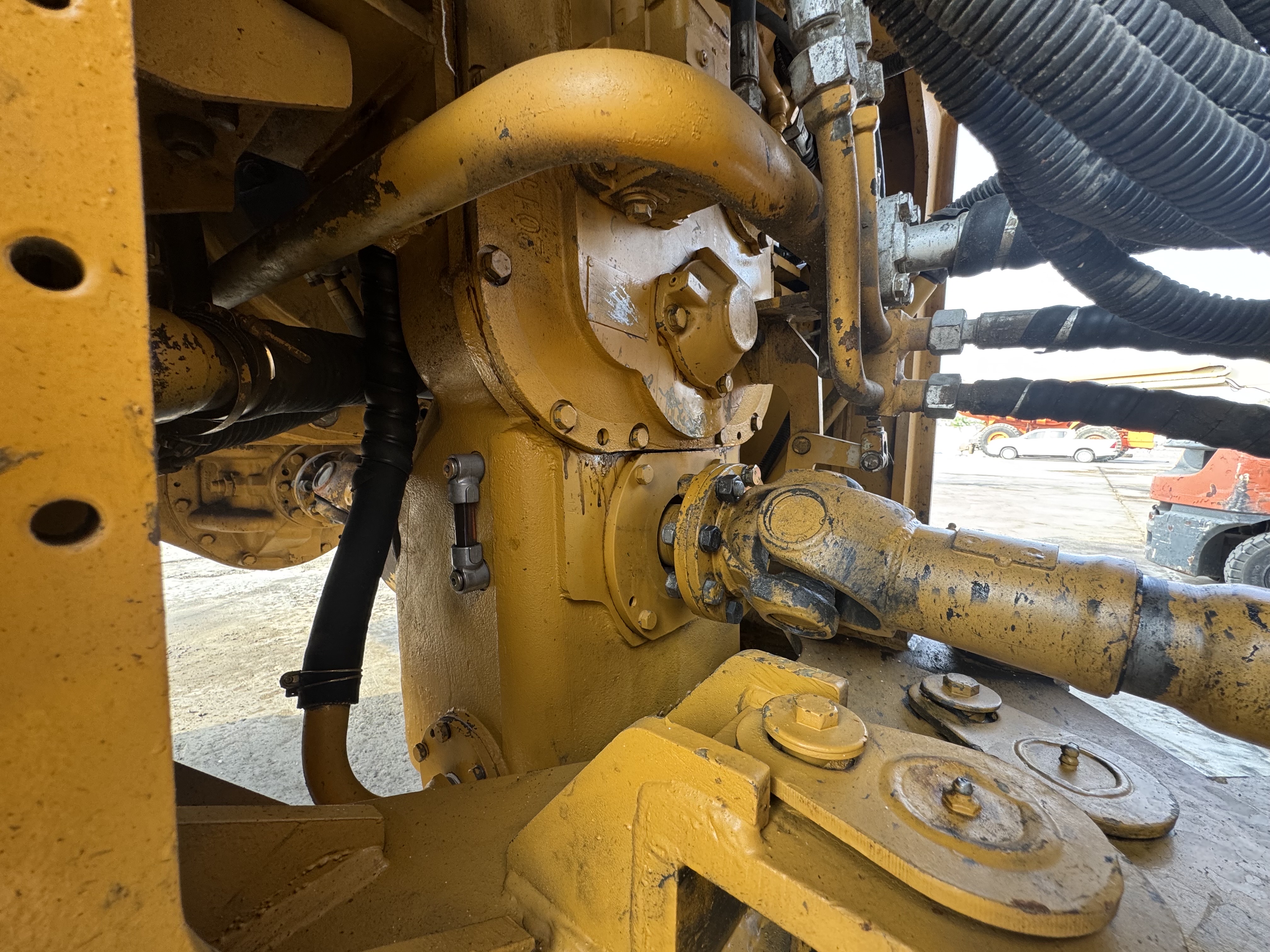 WHL-022-SEM-655D-Wheel-loaders-inspection-Drive-system-Transmission-case-1