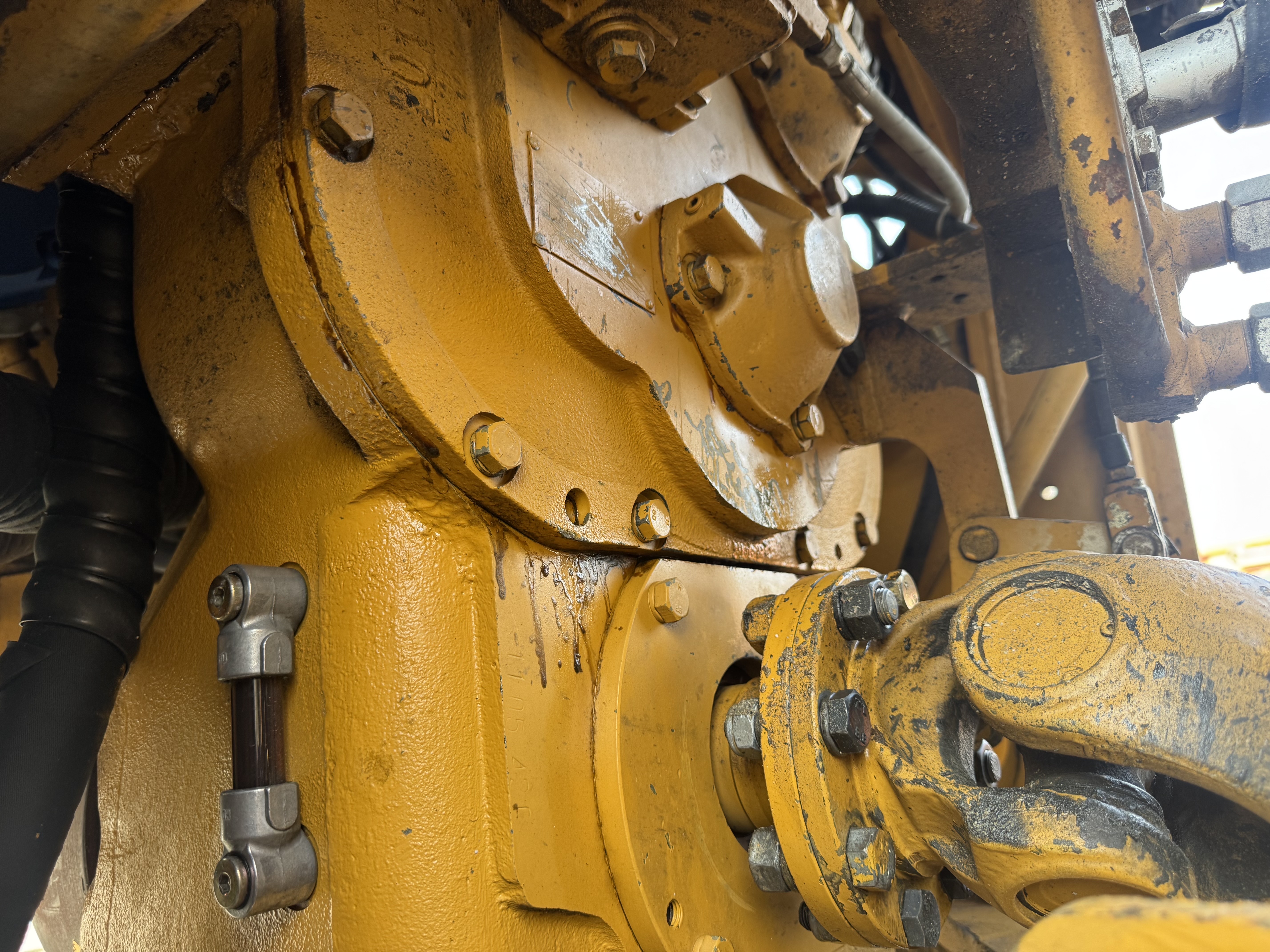 WHL-022-SEM-655D-Wheel-loaders-inspection-Drive-system-Transmission-case-1