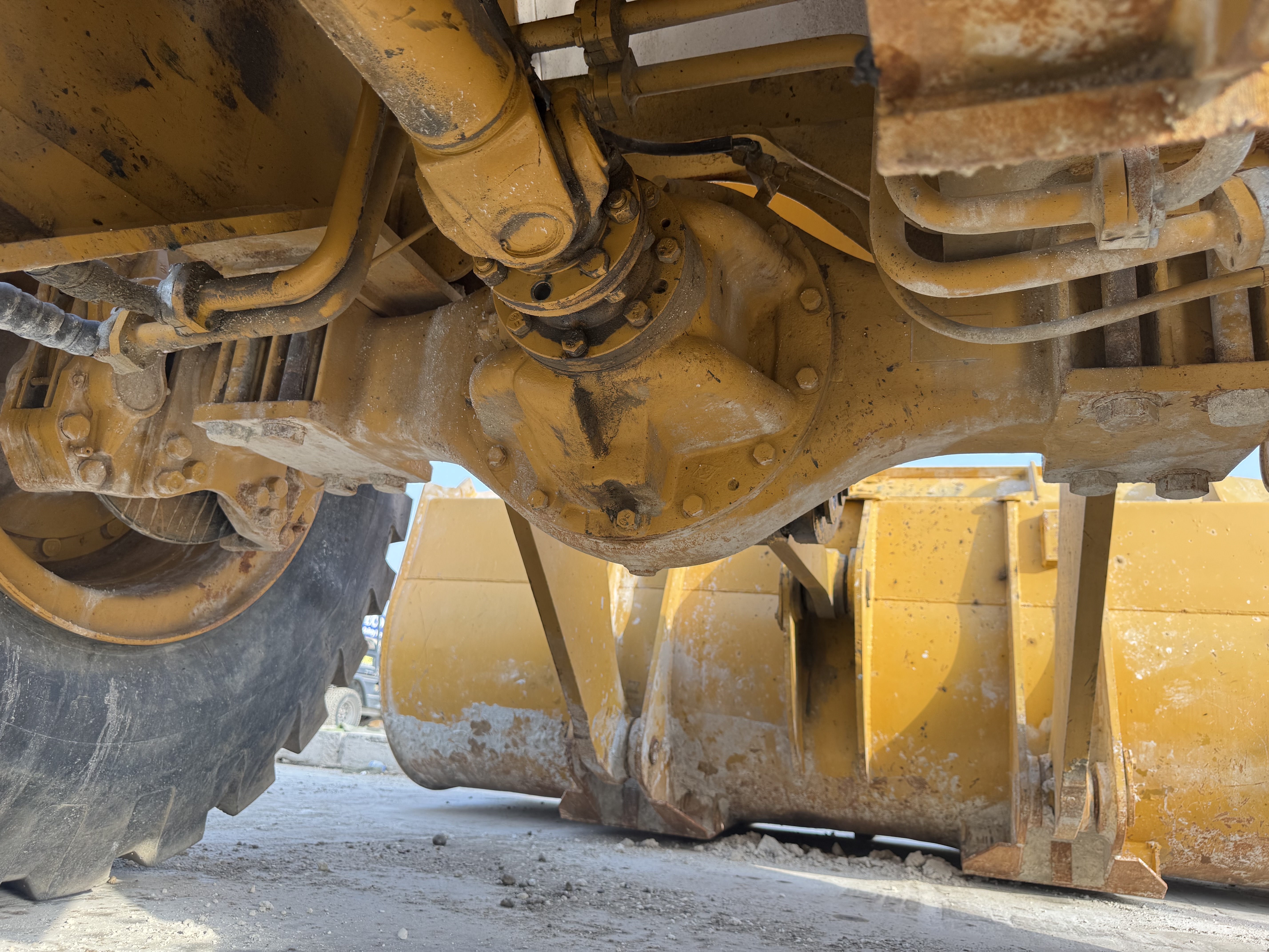 WHL-022-SEM-655D-Wheel-loaders-inspection-Drive-system-Axle-housing-1