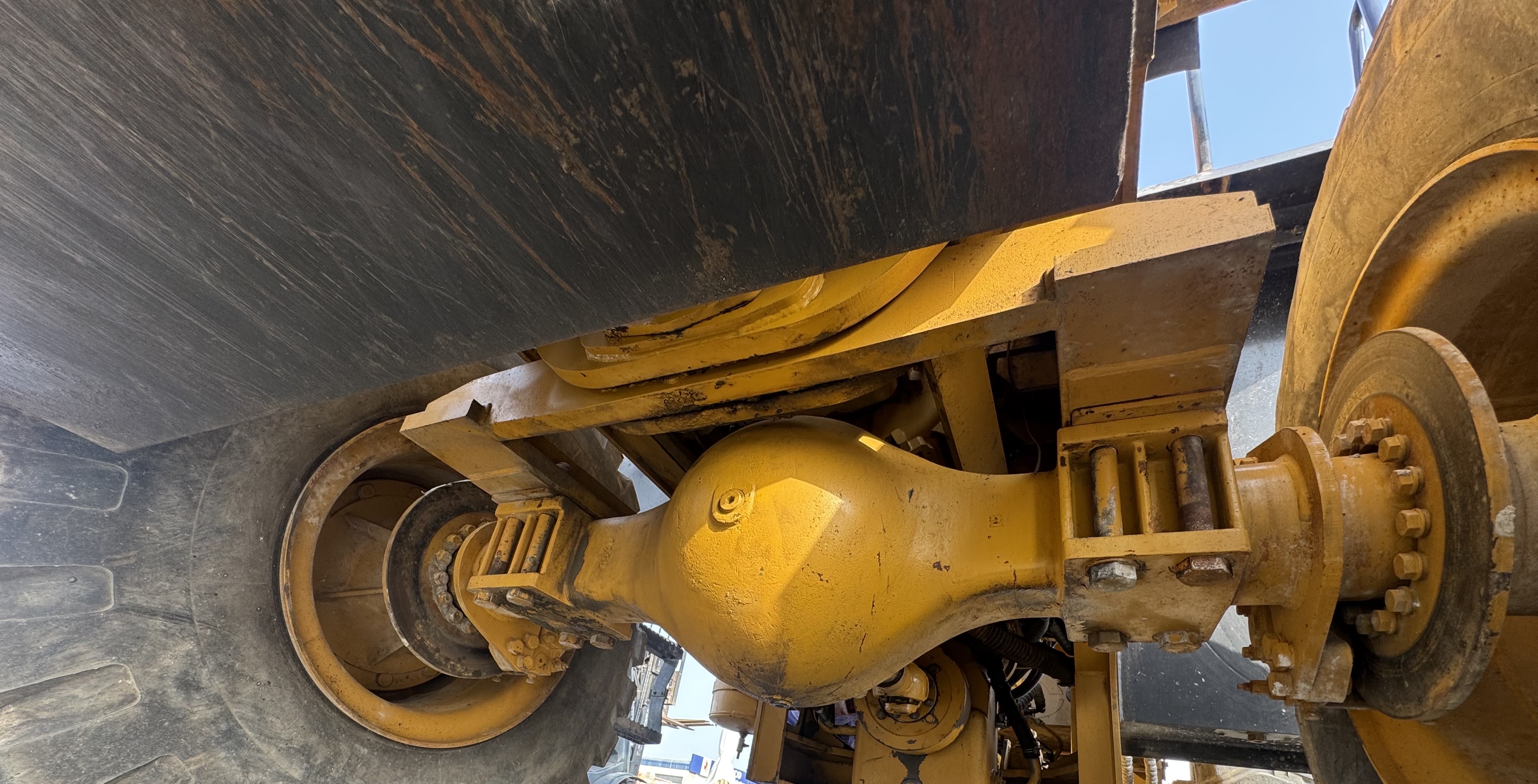 WHL-022-SEM-655D-Wheel-loaders-inspection-Drive-system-Axle-housing-1