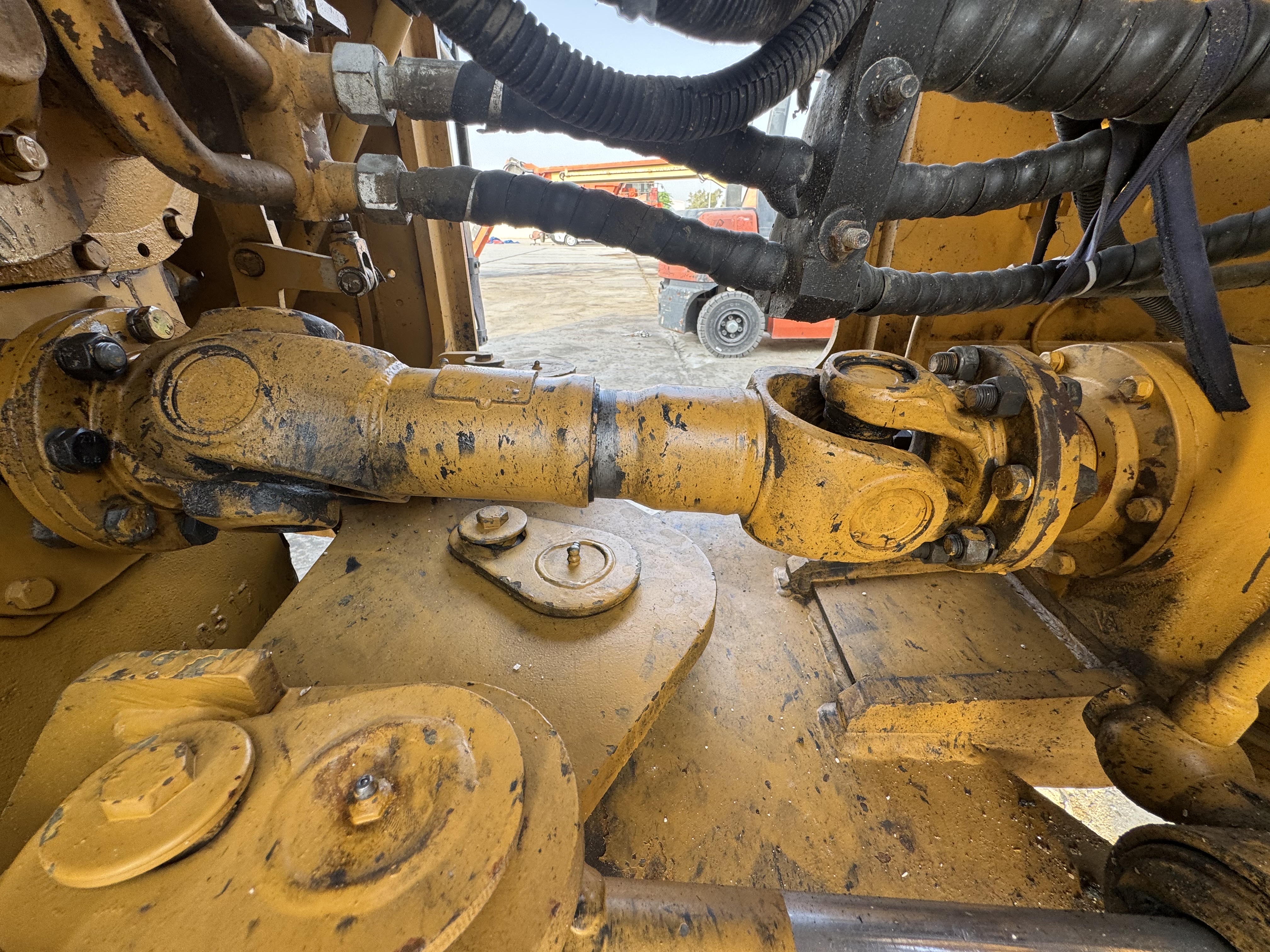 WHL-022-SEM-655D-Wheel-loaders-inspection-Drive-system-Propeller-shaft-1