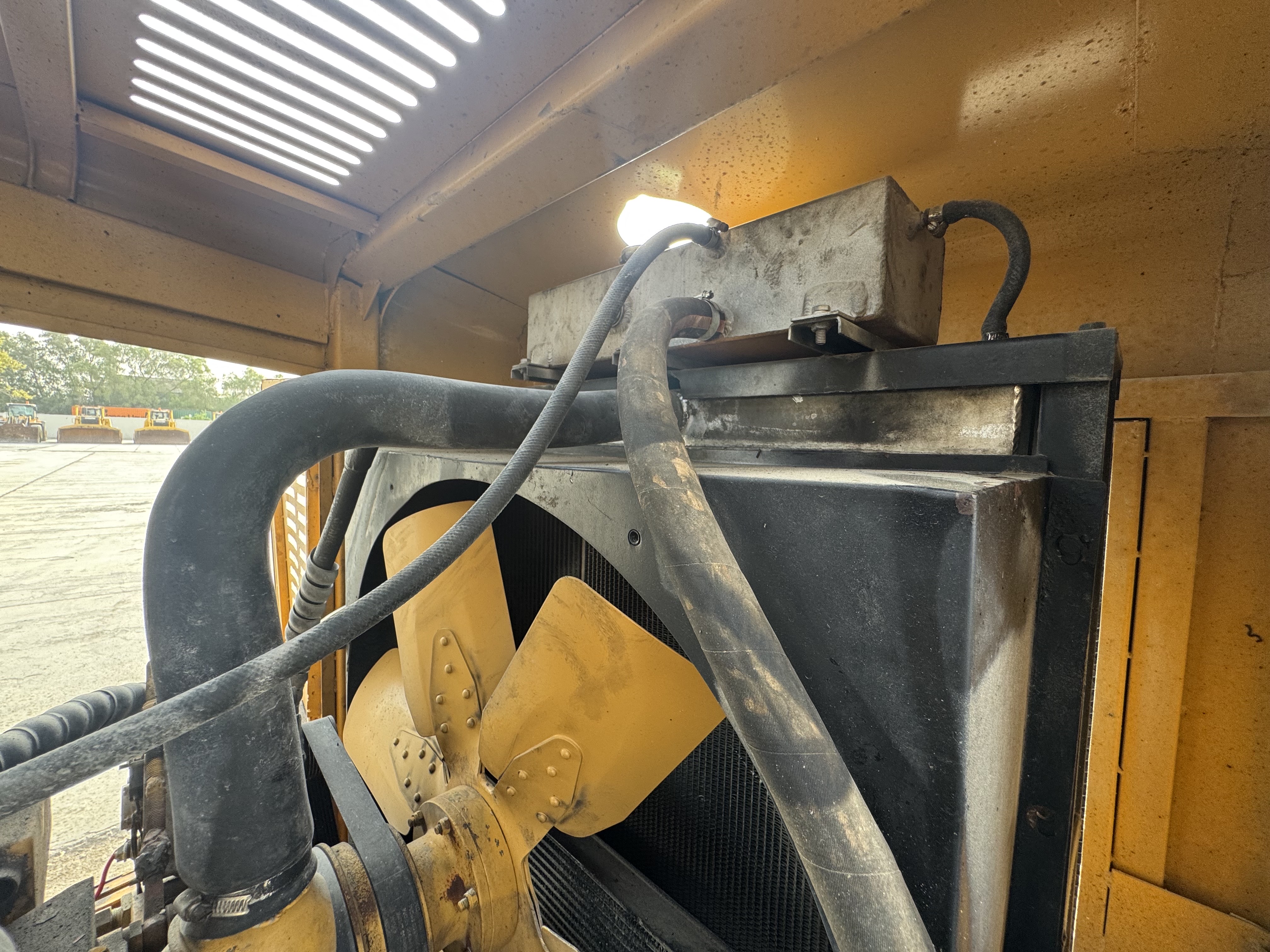 WHL-022-SEM-655D-Wheel-loaders-inspection-Engine-Hoses-1