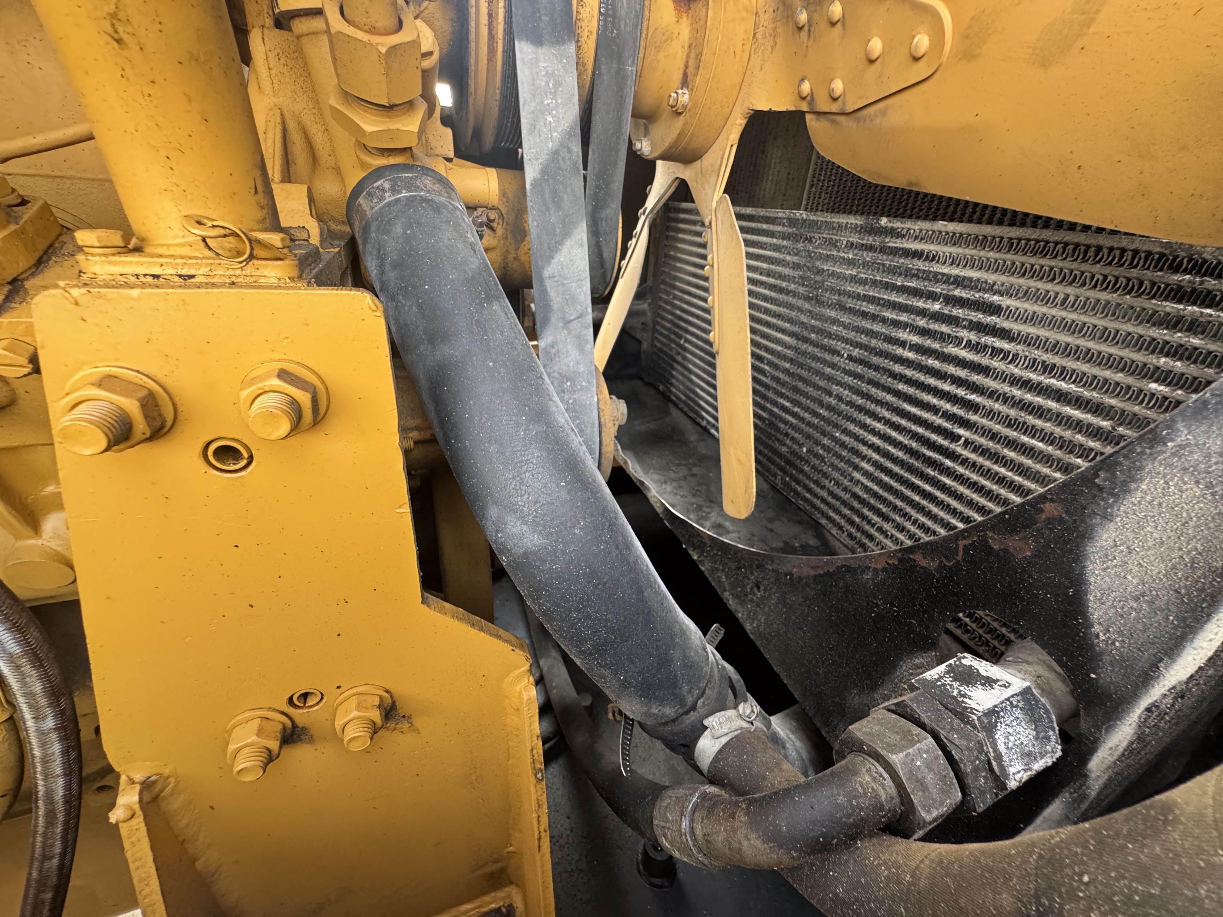 WHL-022-SEM-655D-Wheel-loaders-inspection-Engine-Hoses-1