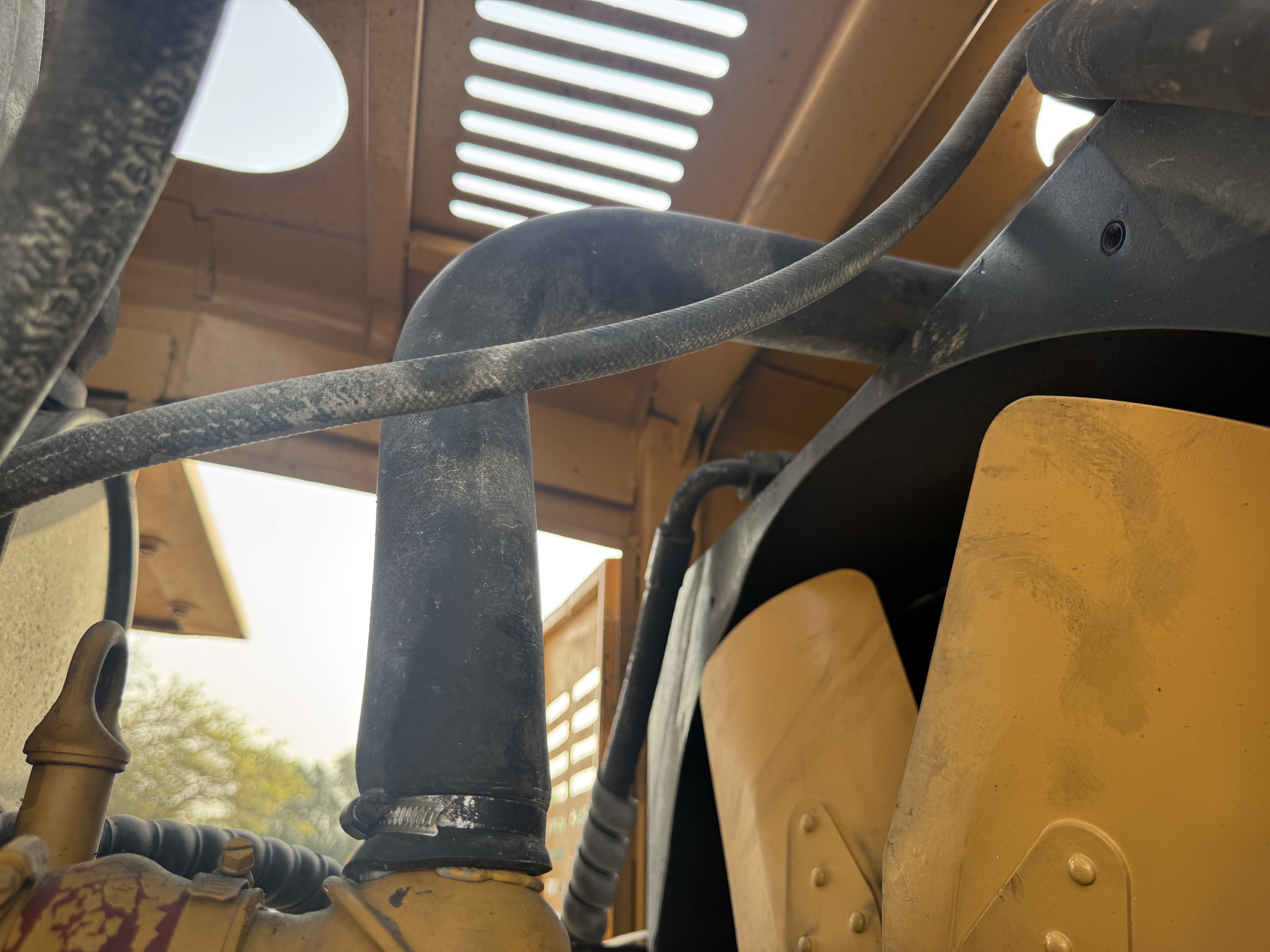 WHL-022-SEM-655D-Wheel-loaders-inspection-Engine-Hoses-1