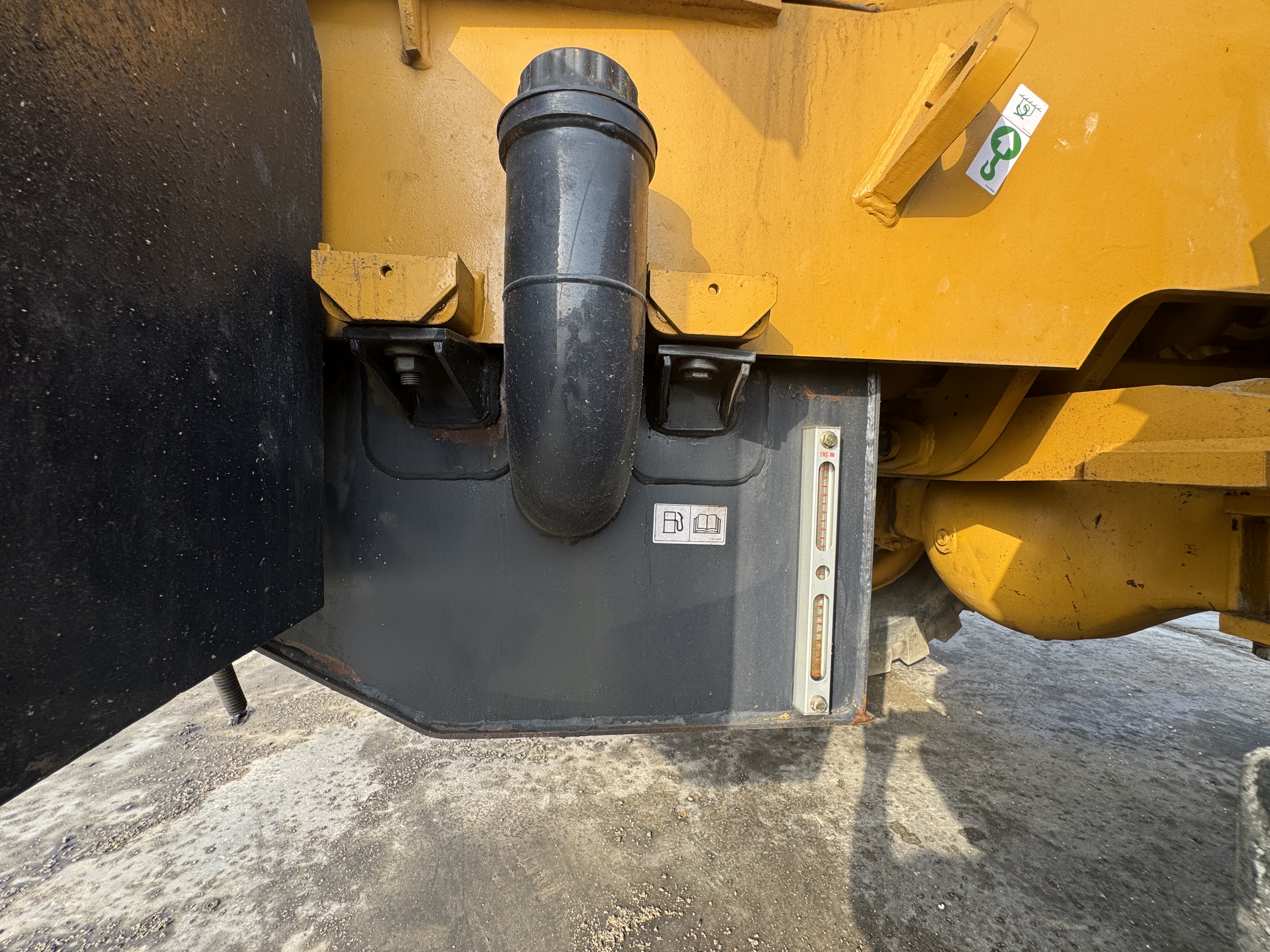 WHL-022-SEM-655D-Wheel-loaders-inspection-Engine-Fuel-tank-1