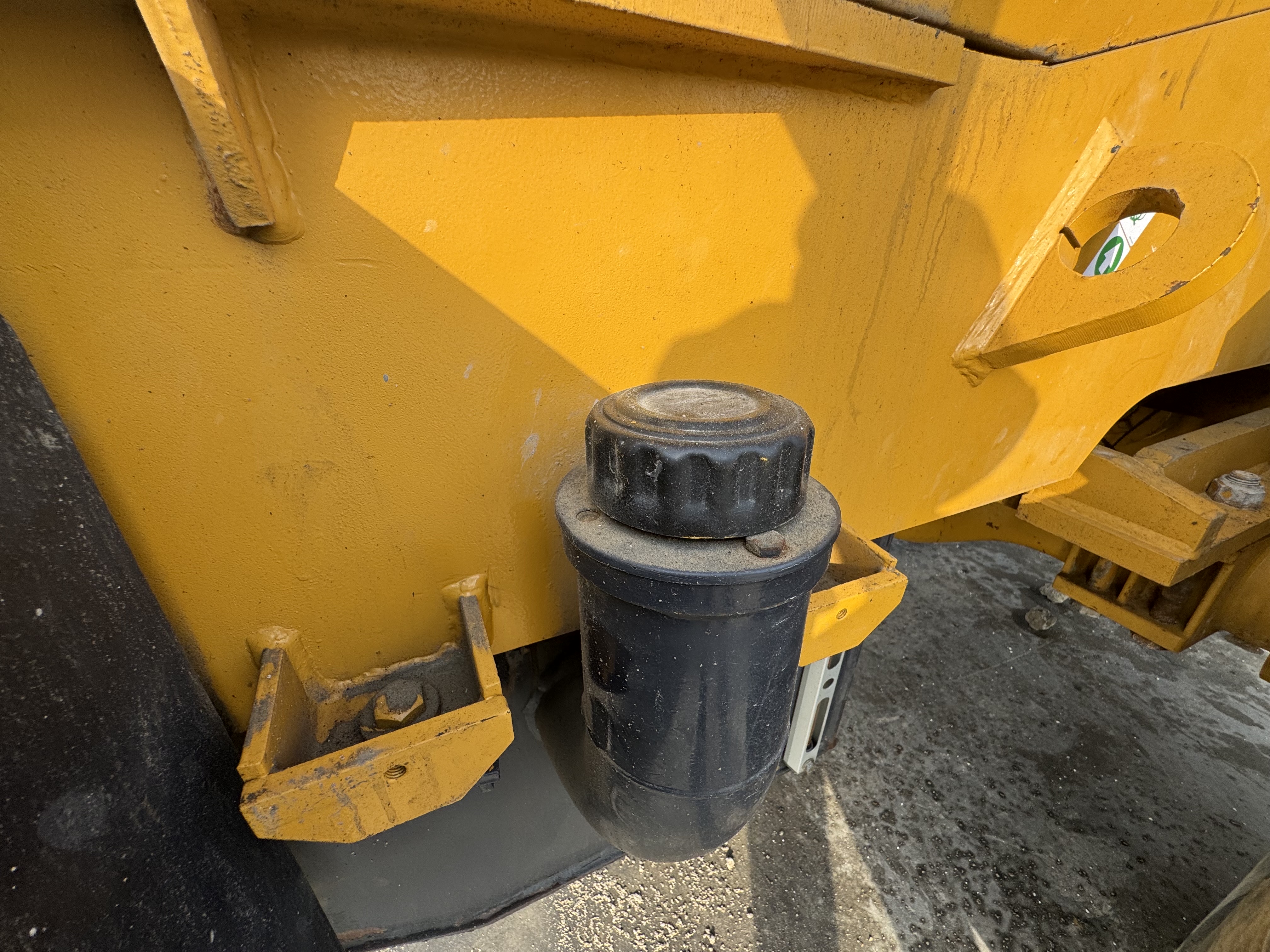 WHL-022-SEM-655D-Wheel-loaders-inspection-Engine-Fuel-tank-1