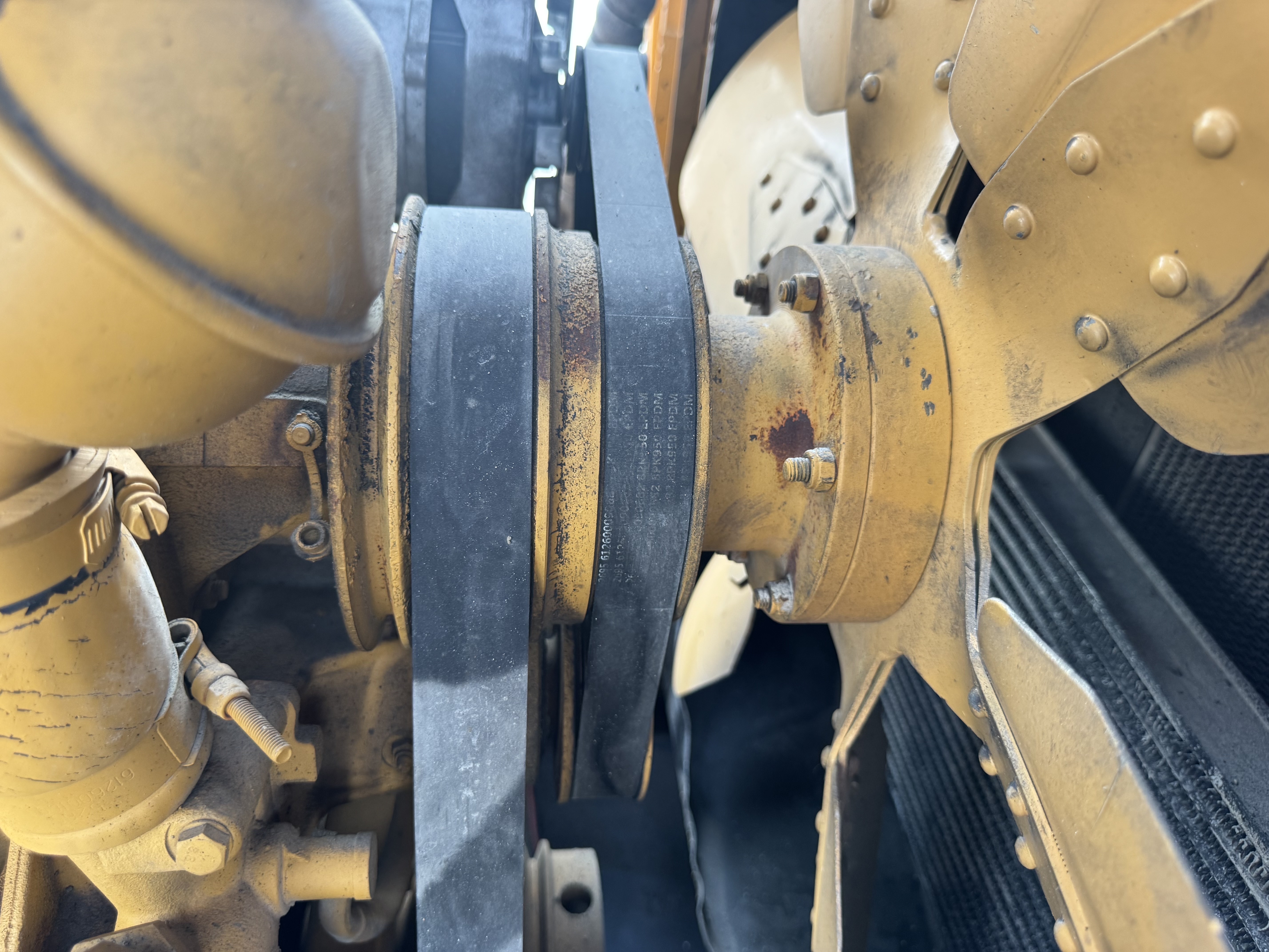 WHL-022-SEM-655D-Wheel-loaders-inspection-Engine-Belts-1