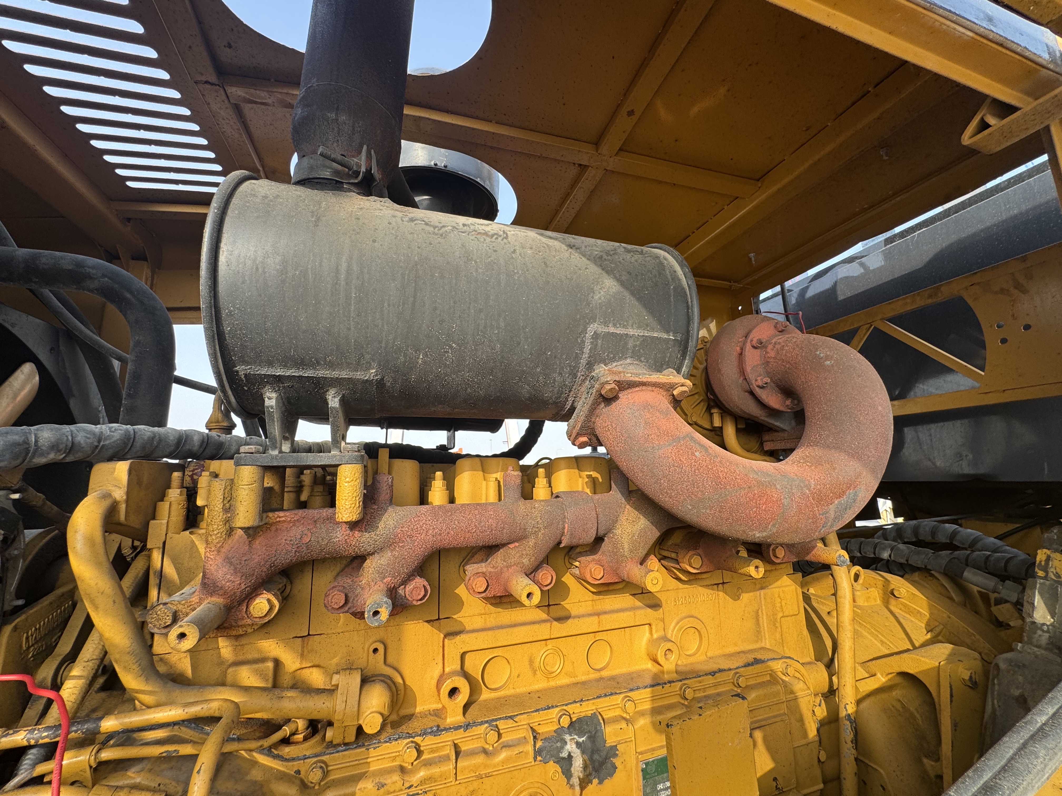 WHL-022-SEM-655D-Wheel-loaders-inspection-Engine-Exhaust-system-1
