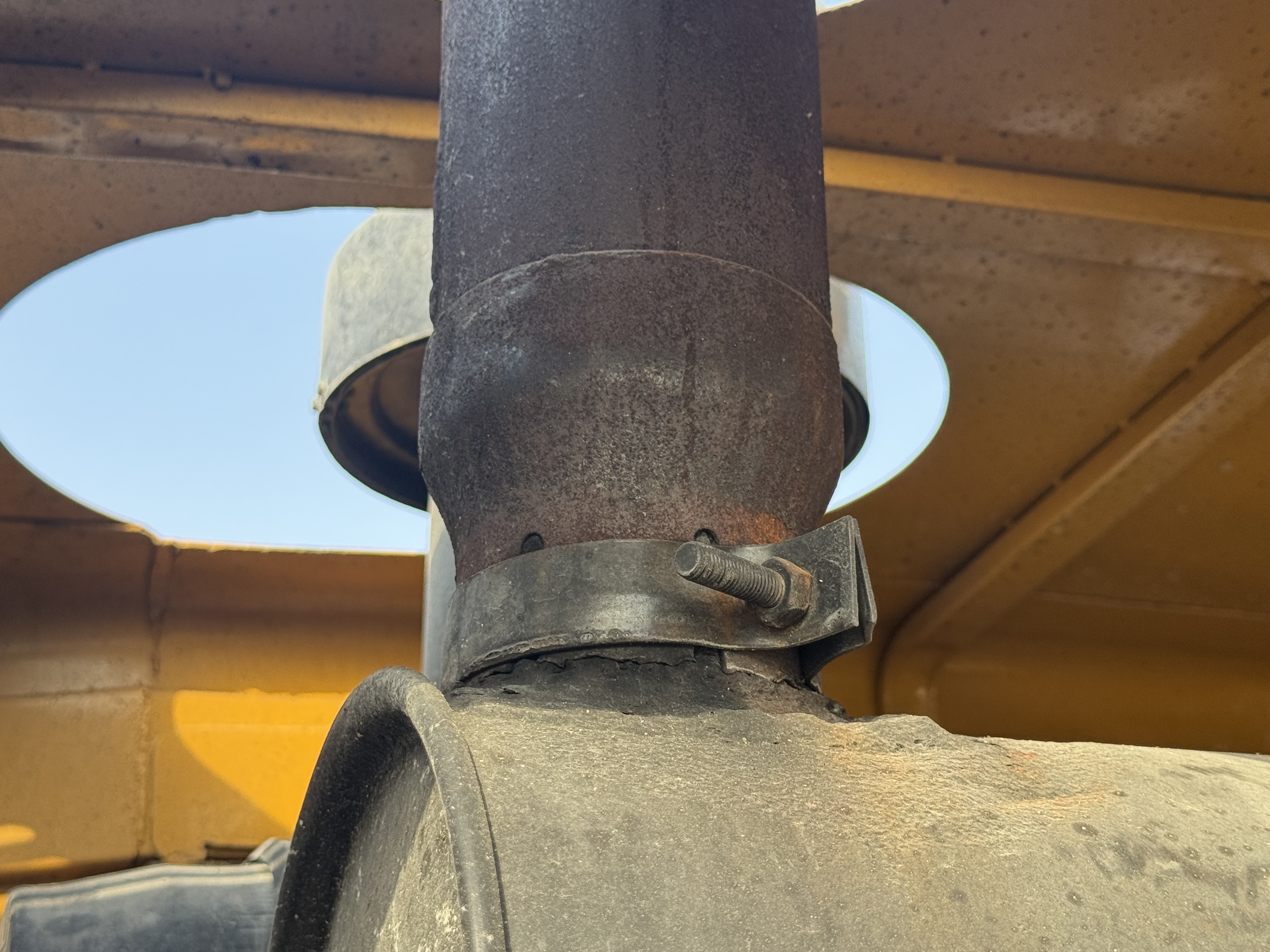 WHL-022-SEM-655D-Wheel-loaders-inspection-Engine-Exhaust-system-1