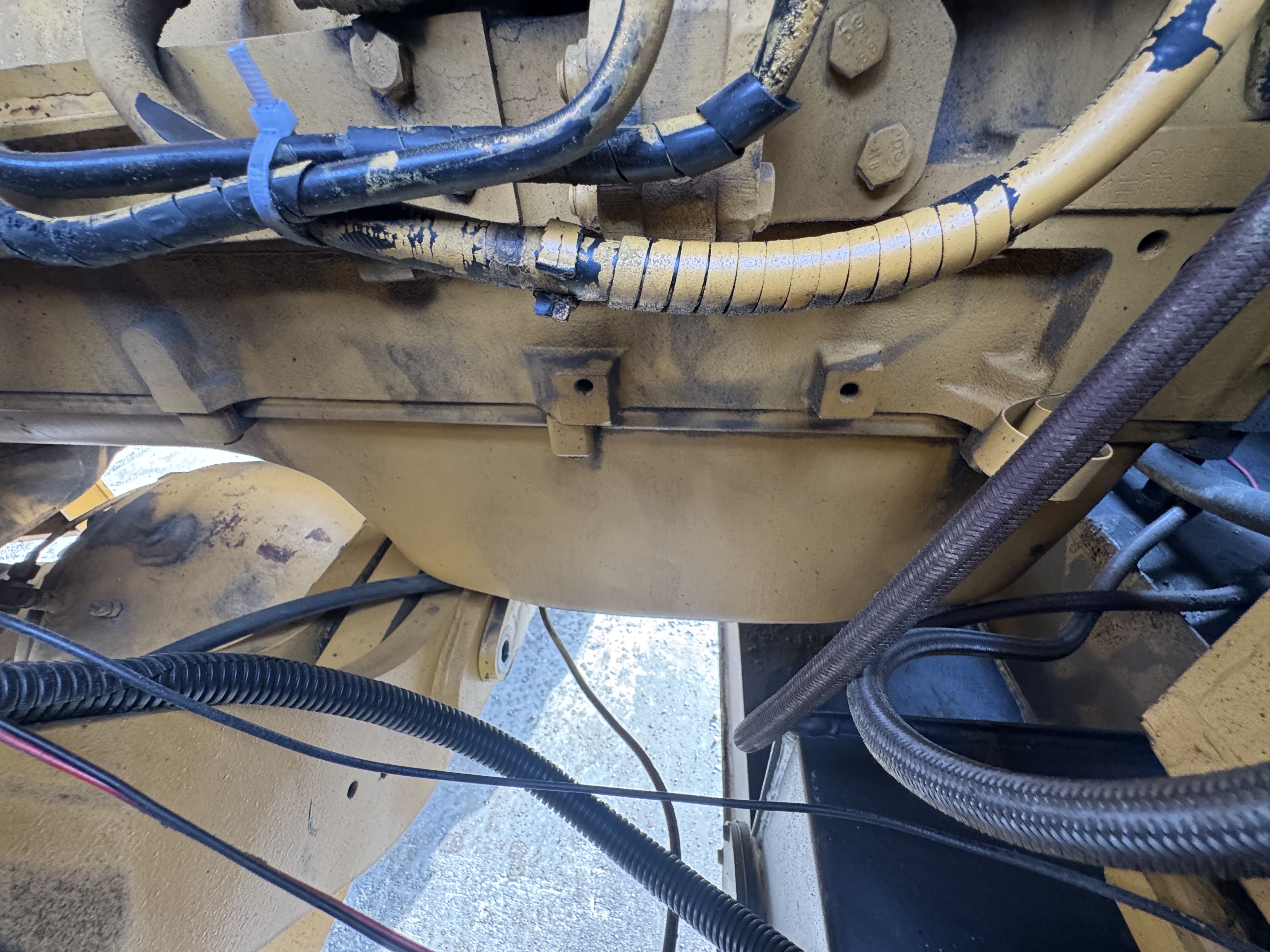 WHL-022-SEM-655D-Wheel-loaders-inspection-Engine-Engine-oil-leaks-1