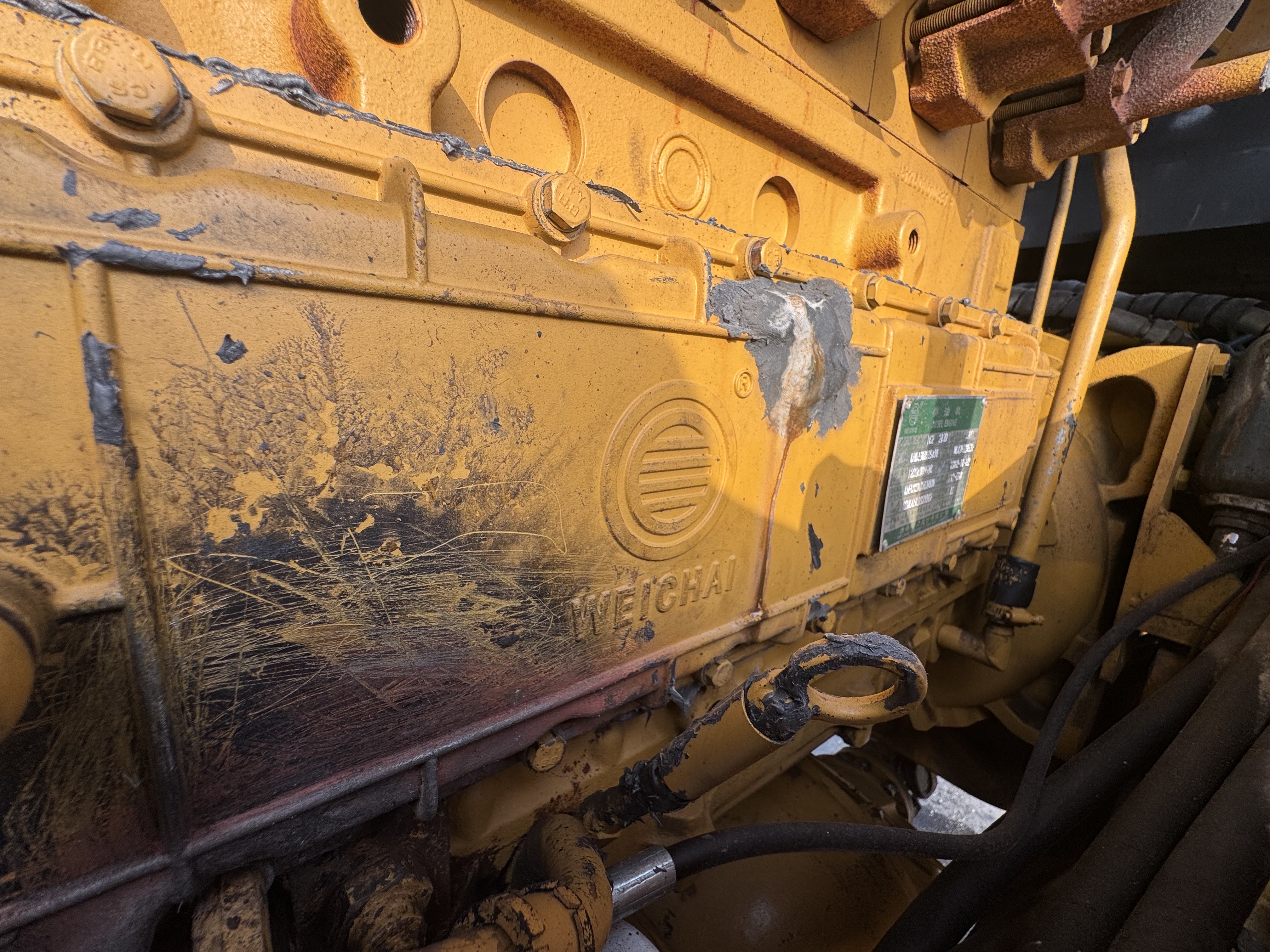 WHL-022-SEM-655D-Wheel-loaders-inspection-Engine-Engine-oil-leaks-1
