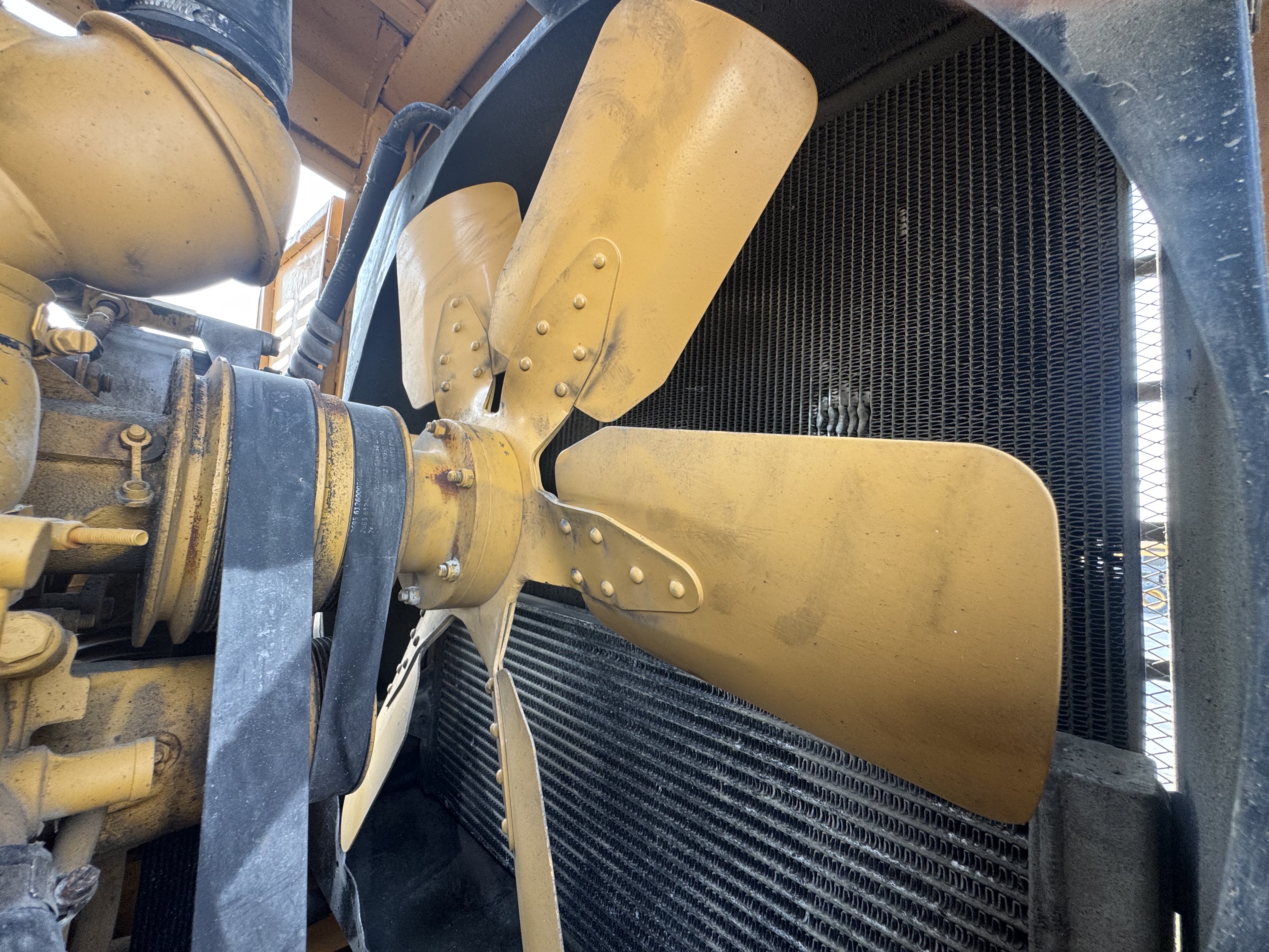 WHL-022-SEM-655D-Wheel-loaders-inspection-Engine-Cooling-fan-and-fan-guard-1