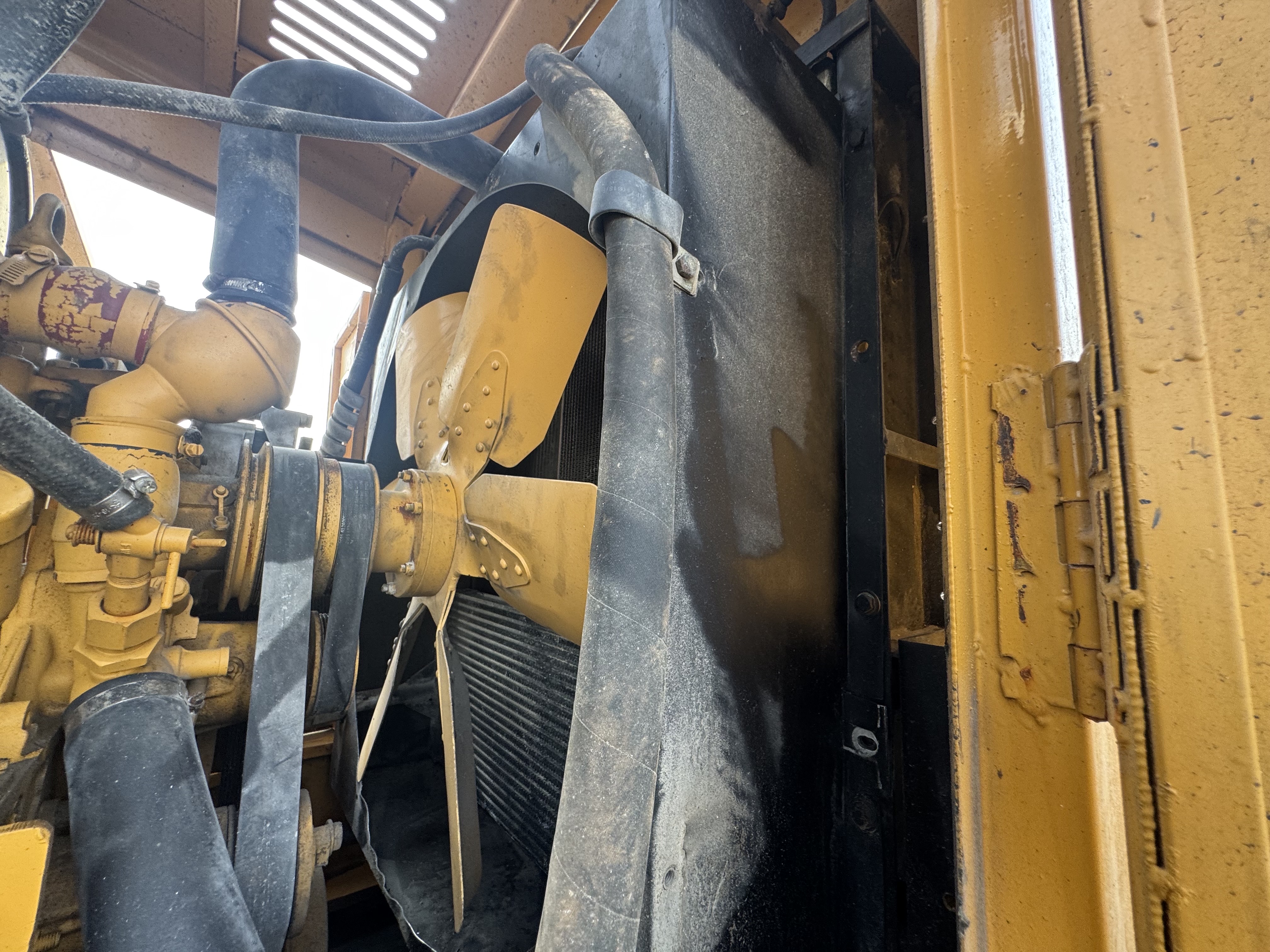 WHL-022-SEM-655D-Wheel-loaders-inspection-Engine-Cooling-fan-and-fan-guard-1