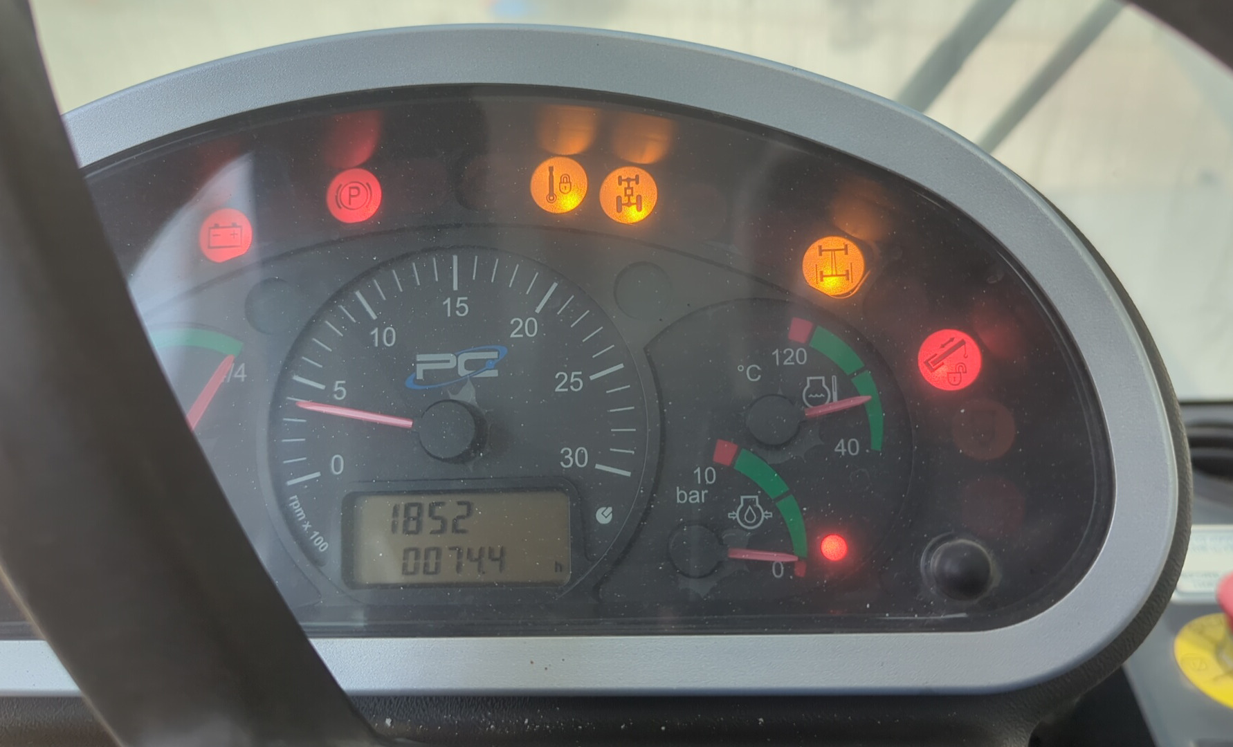 RTC-001-Manotti-ARM-550-Rough-terrain-cranes-inspection-Cabin-Instrument-cluster-2
