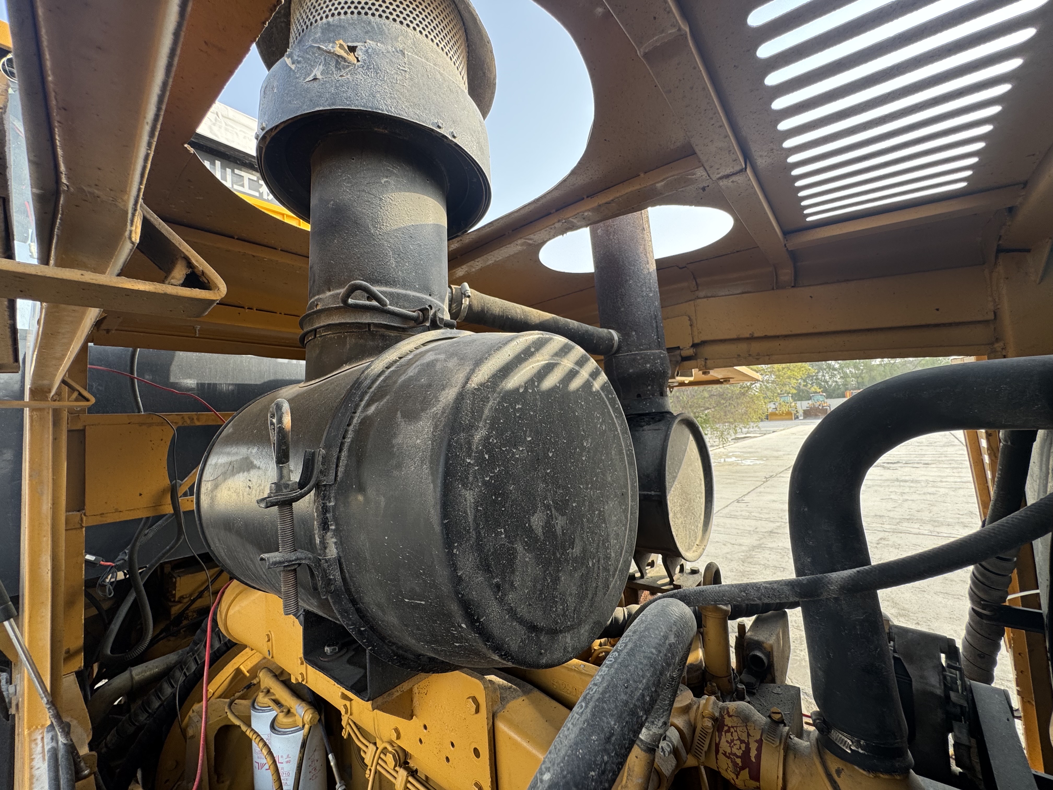 WHL-022-SEM-655D-Wheel-loaders-inspection-Engine-Air-intake-system-1