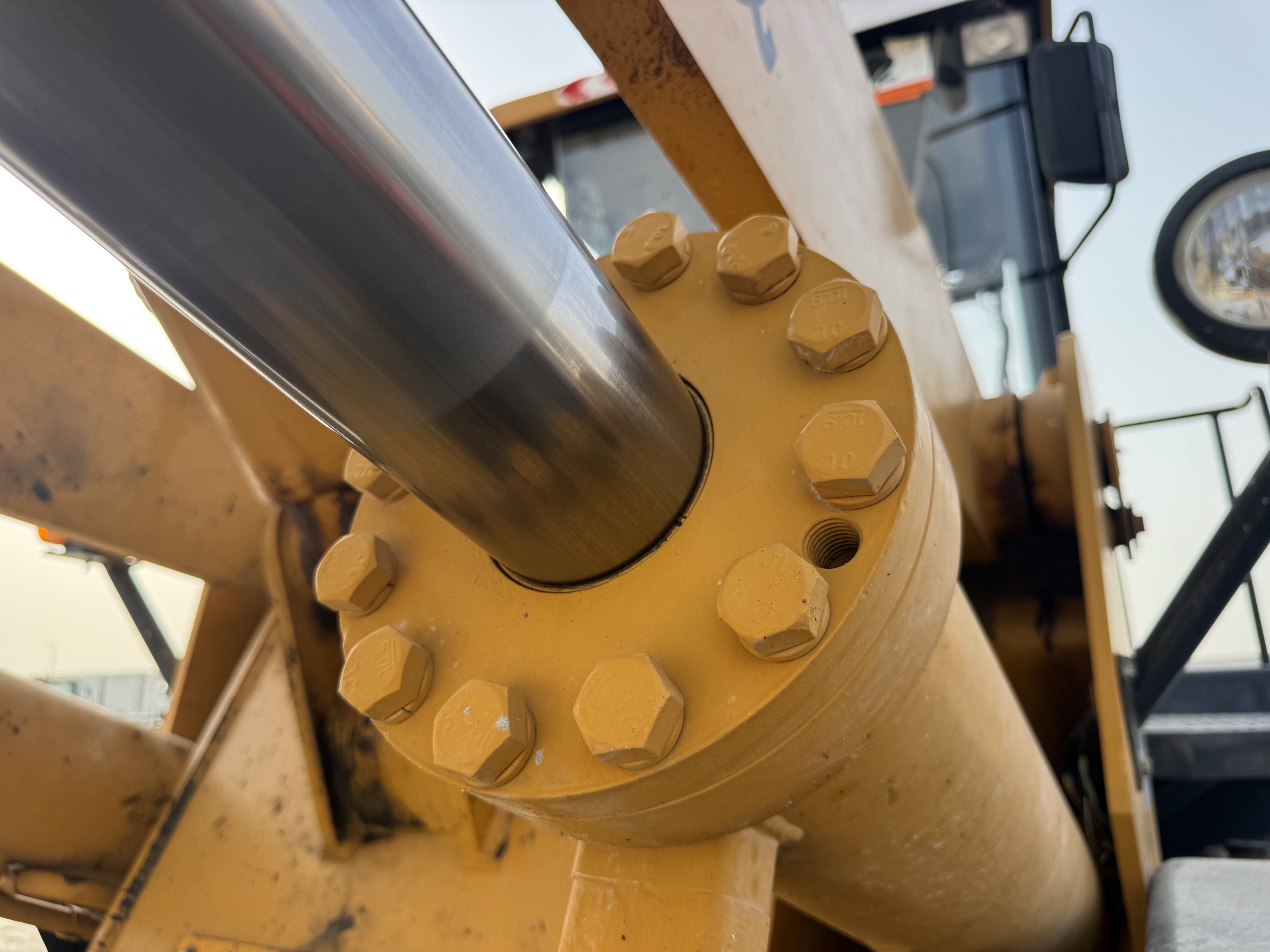WHL-022-SEM-655D-Wheel-loaders-inspection-Hydraulics-Boom-lift-cylinder-1
