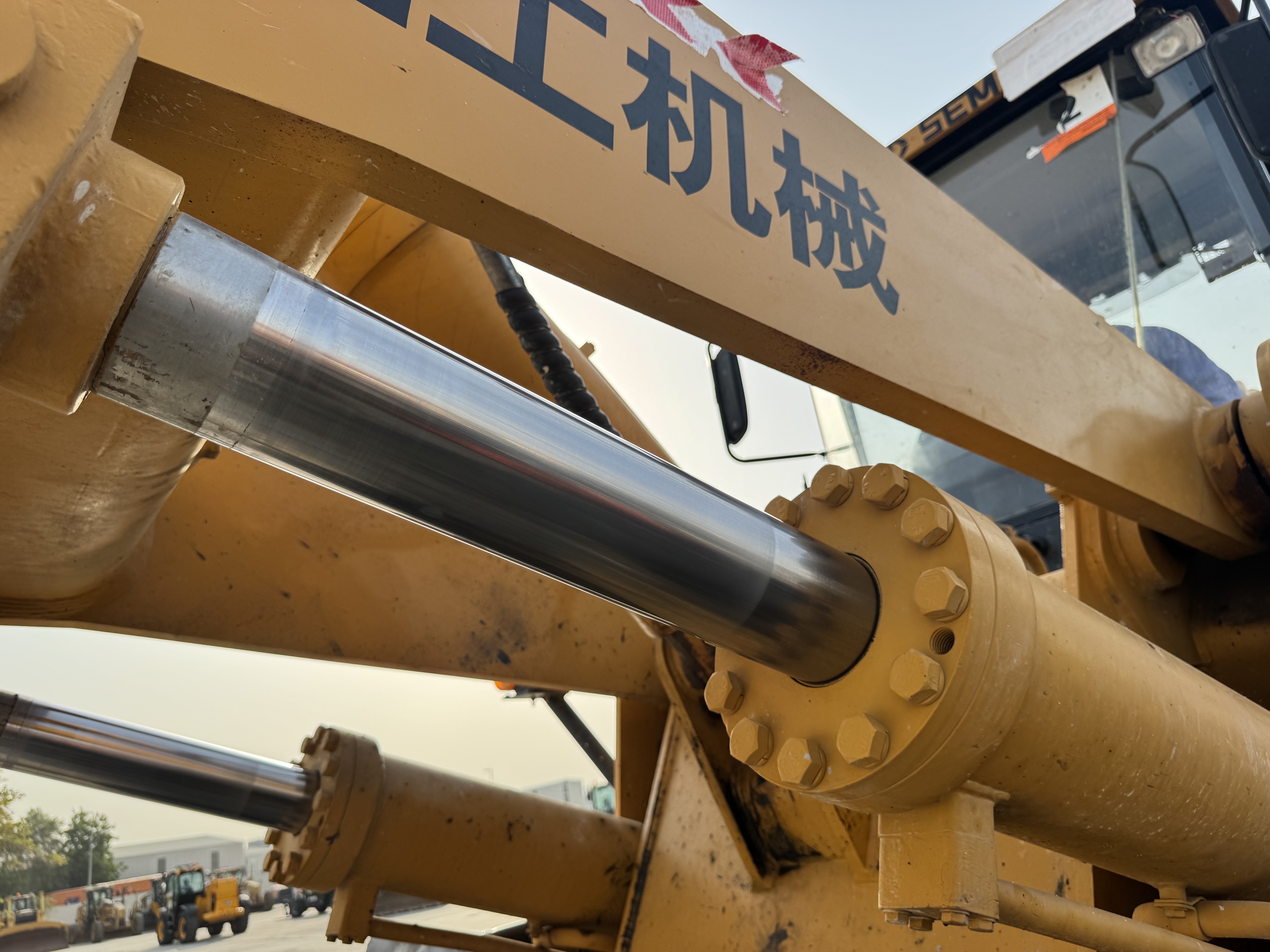 WHL-022-SEM-655D-Wheel-loaders-inspection-Hydraulics-Boom-lift-cylinder-1