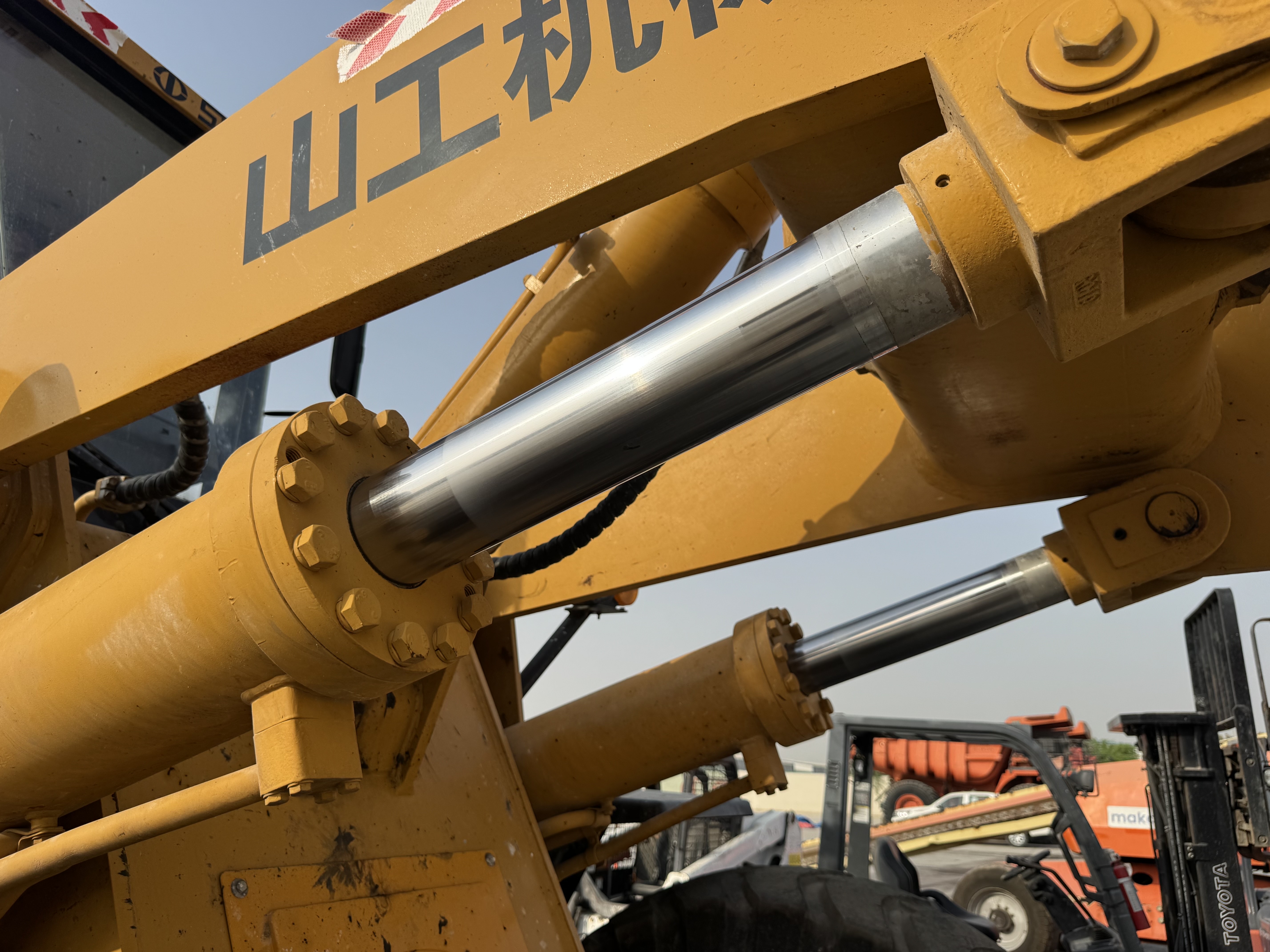 WHL-022-SEM-655D-Wheel-loaders-inspection-Hydraulics-Boom-lift-cylinder-1