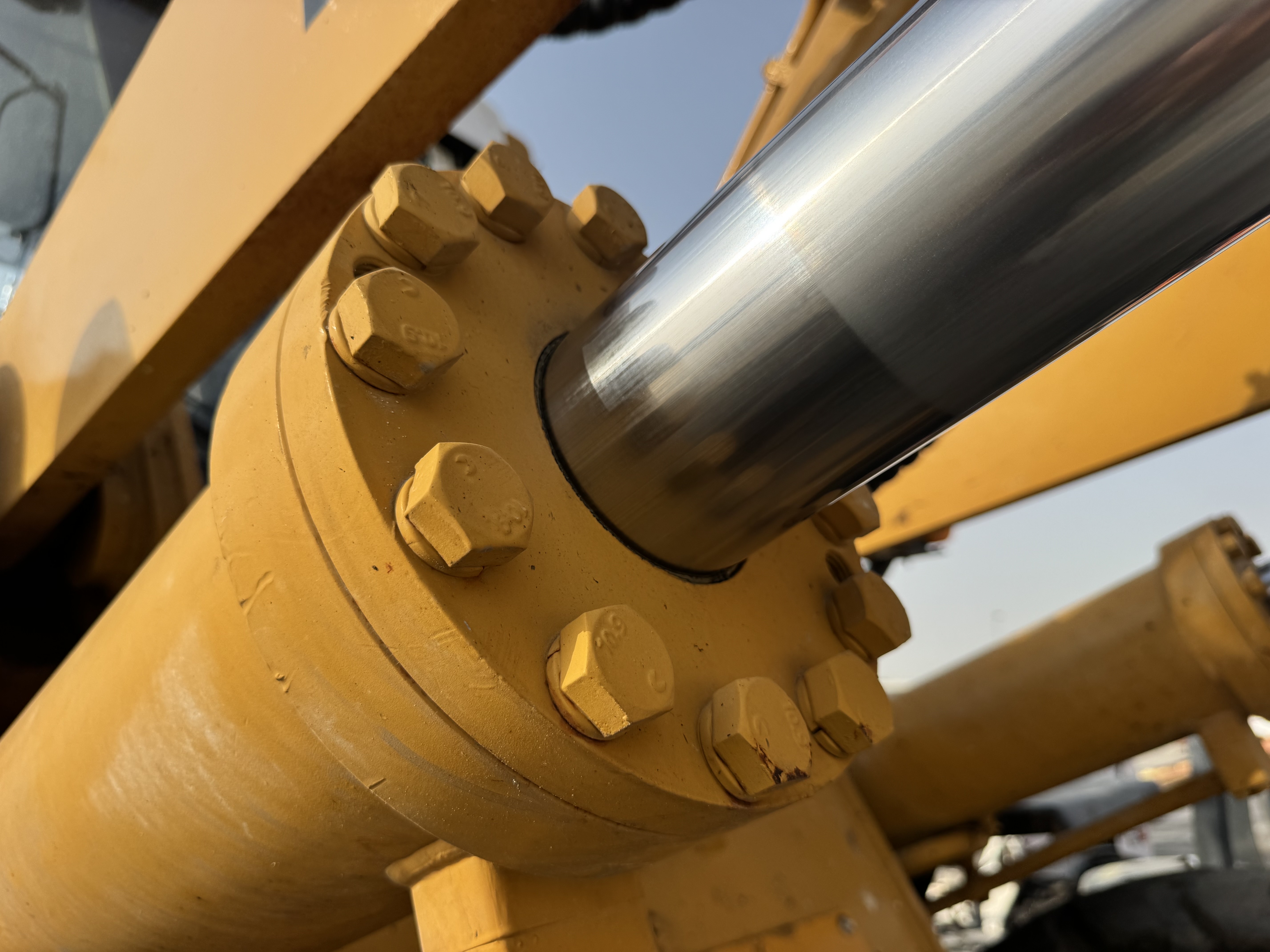 WHL-022-SEM-655D-Wheel-loaders-inspection-Hydraulics-Boom-lift-cylinder-1