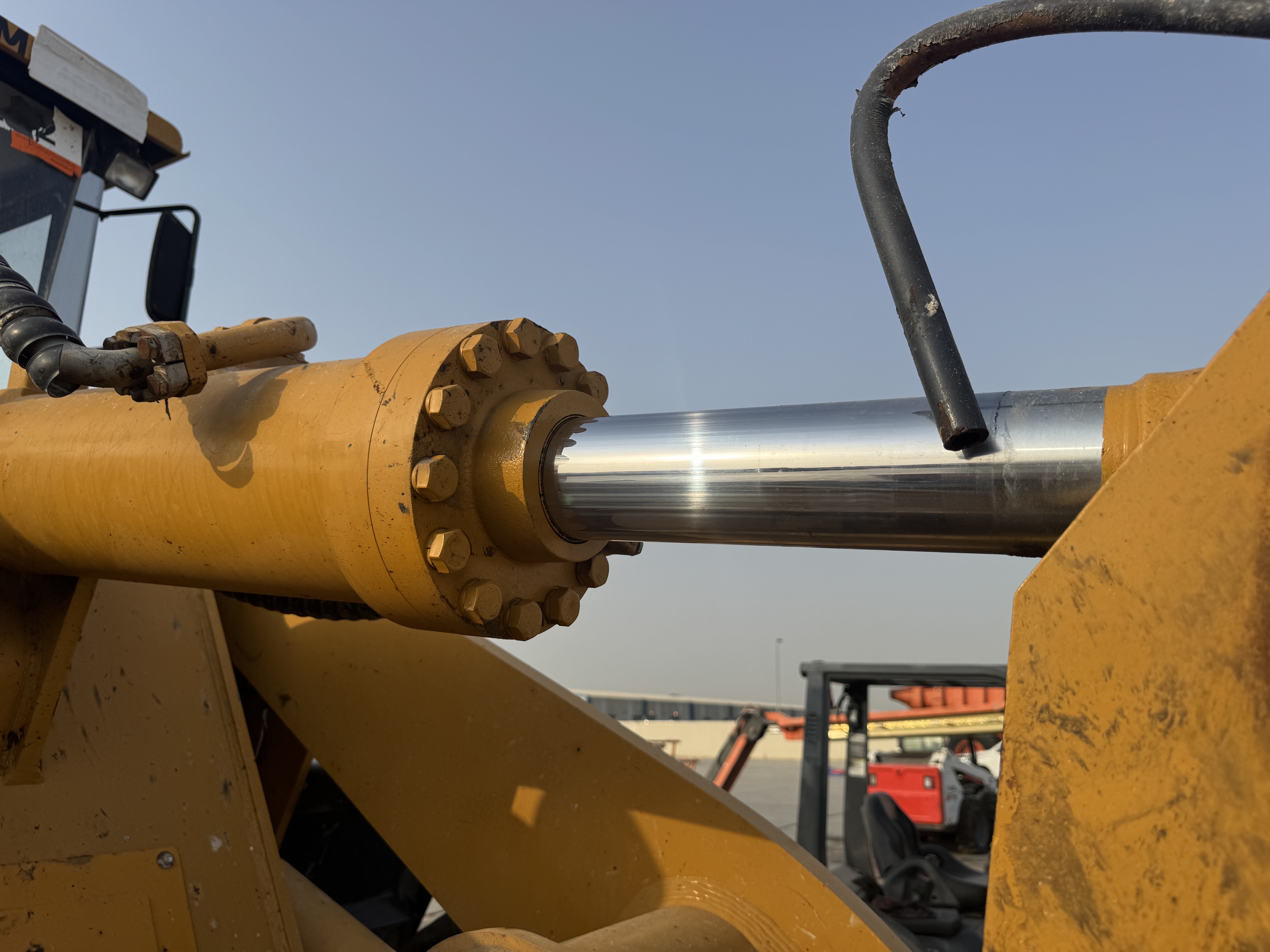 WHL-022-SEM-655D-Wheel-loaders-inspection-Hydraulics-Bucket-tilt-cylinders-1