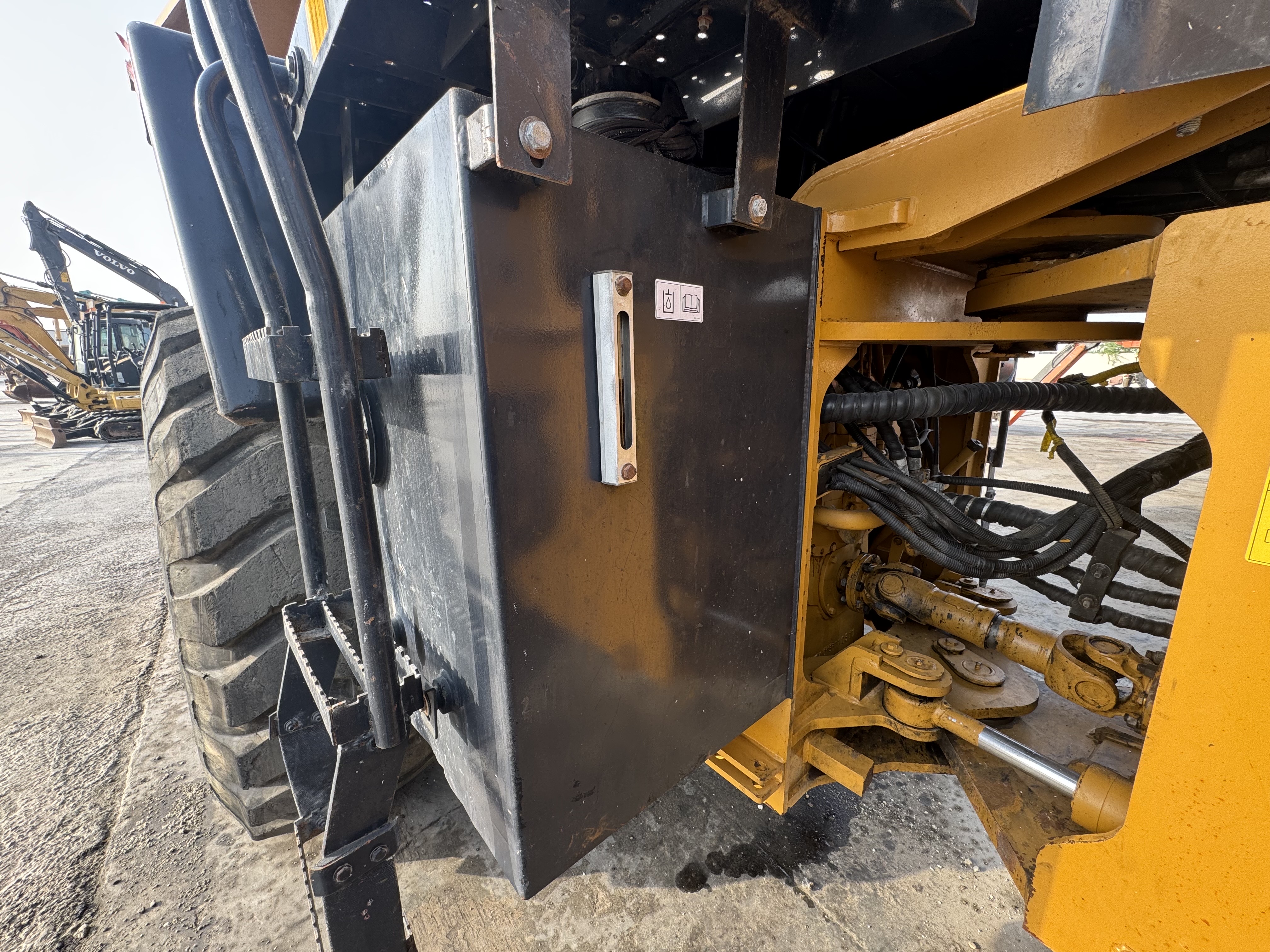 WHL-022-SEM-655D-Wheel-loaders-inspection-Hydraulics-Hydraulic-Tank-1
