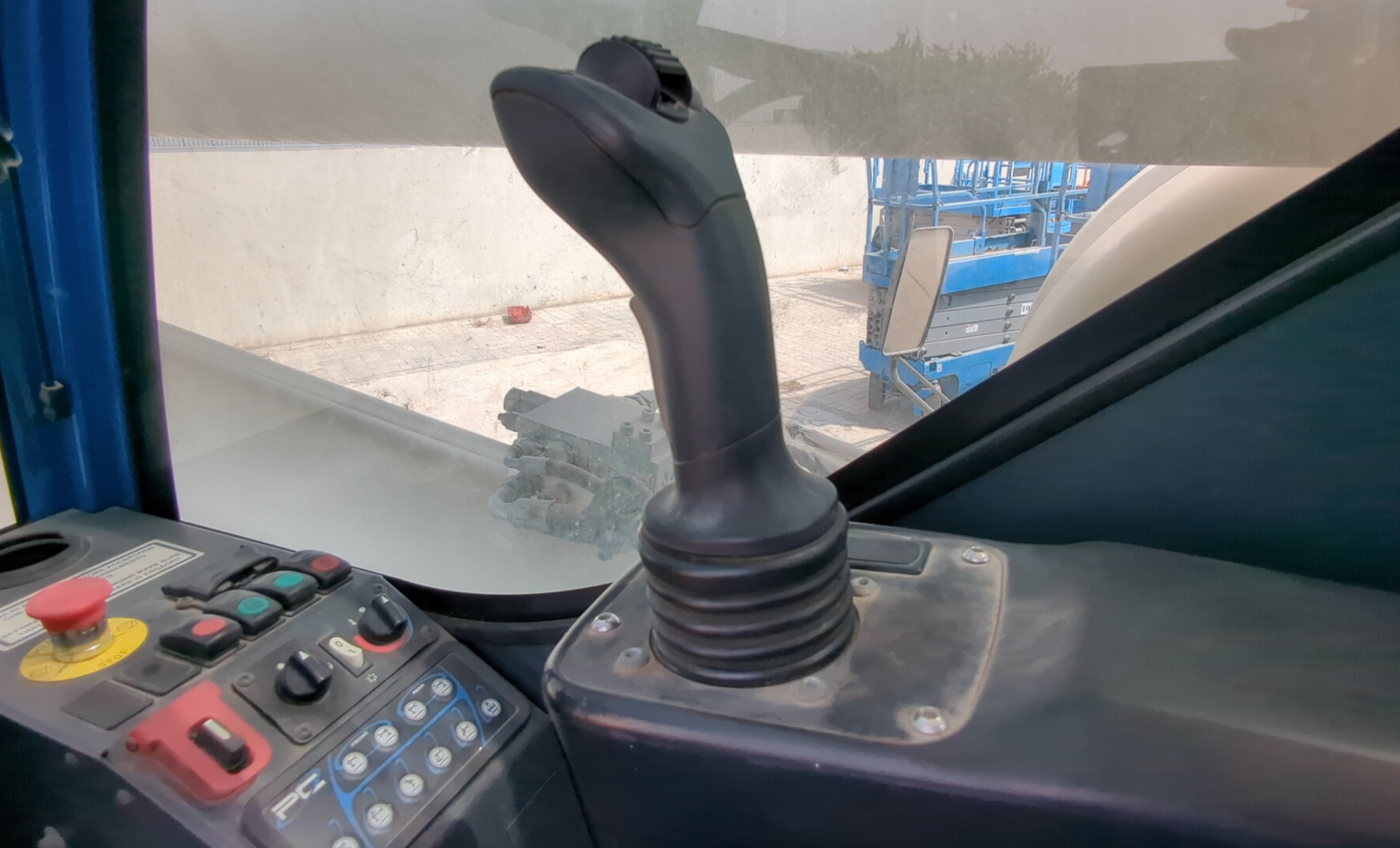 RTC-001-Manotti-ARM-550-Rough-terrain-cranes-inspection-Cabin-Gear-lever-2