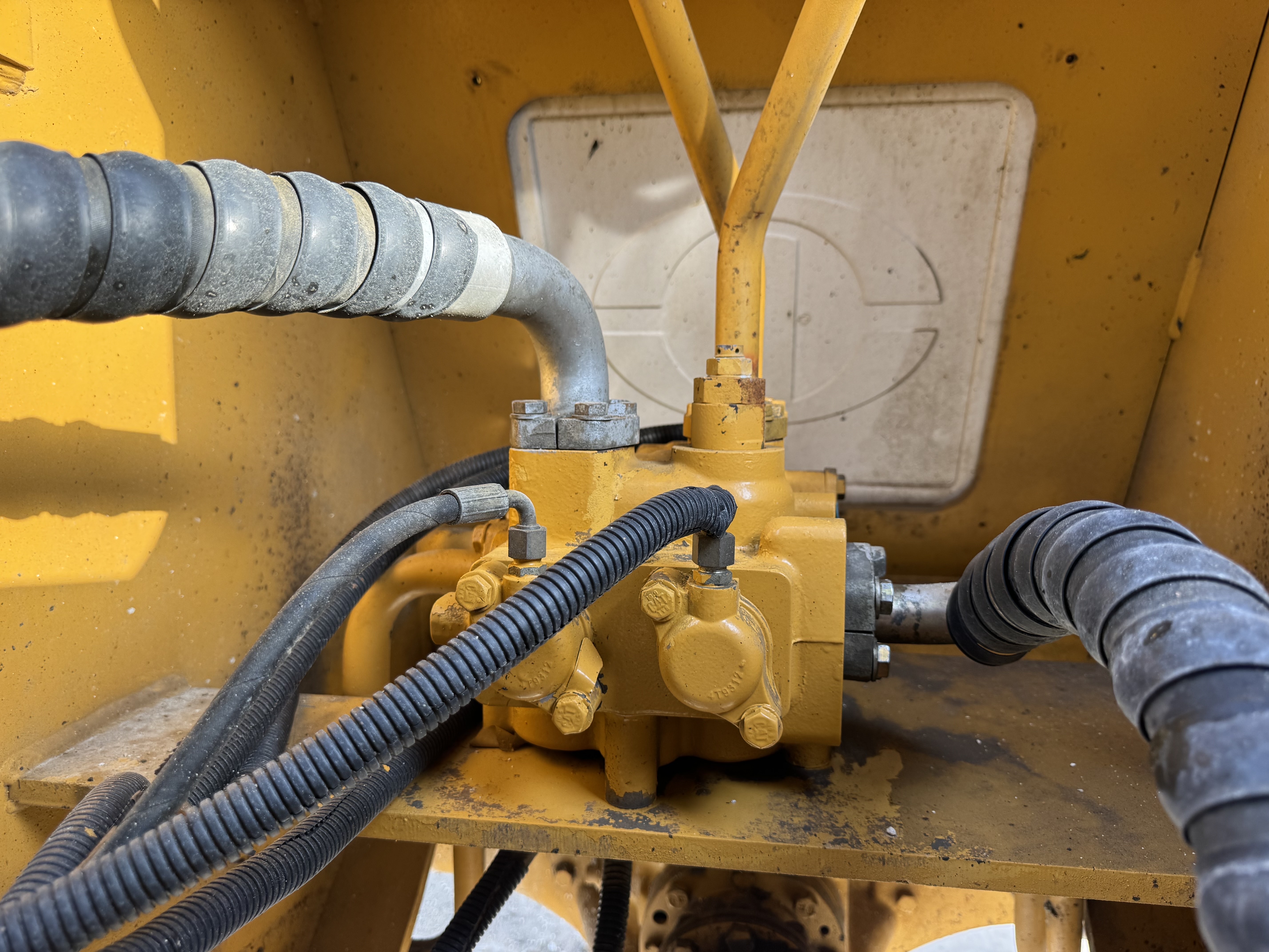 WHL-022-SEM-655D-Wheel-loaders-inspection-Hydraulics-Main-control-valve-(MCV)-1