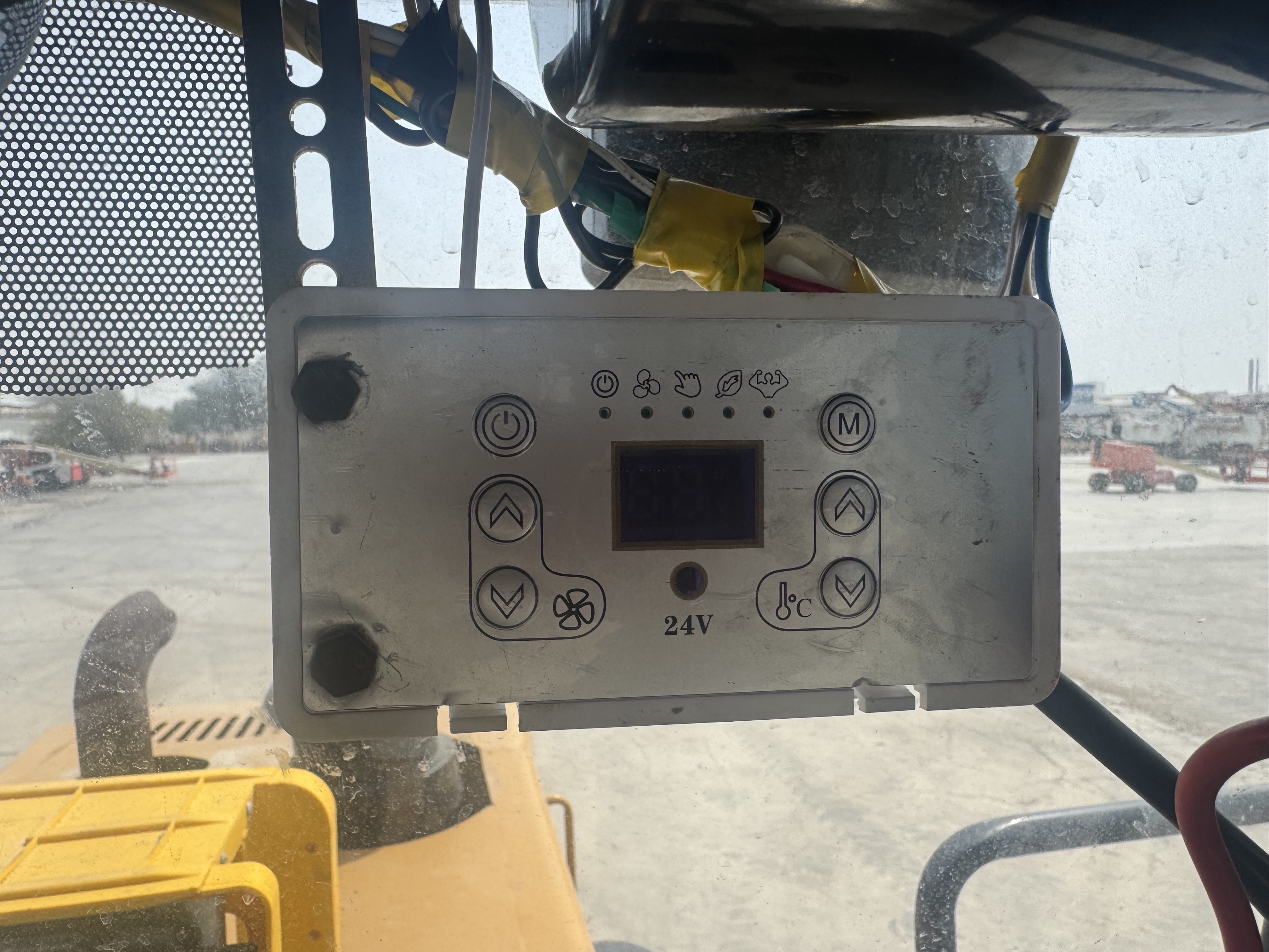 WHL-022-SEM-655D-Wheel-loaders-inspection-Air-conditioning-A/C-control-panel-1