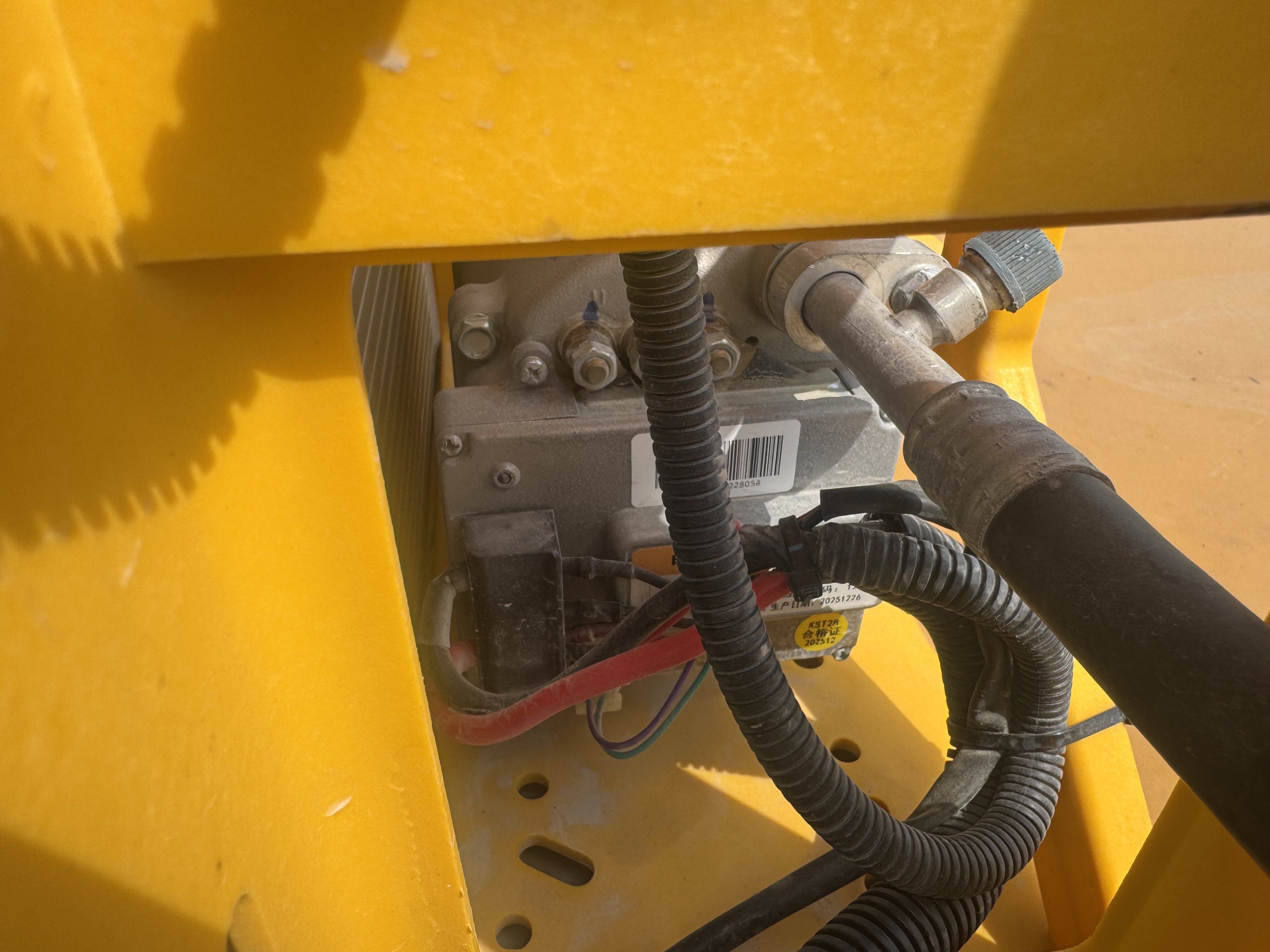 WHL-022-SEM-655D-Wheel-loaders-inspection-Air-conditioning-Refrigerant-lines-1