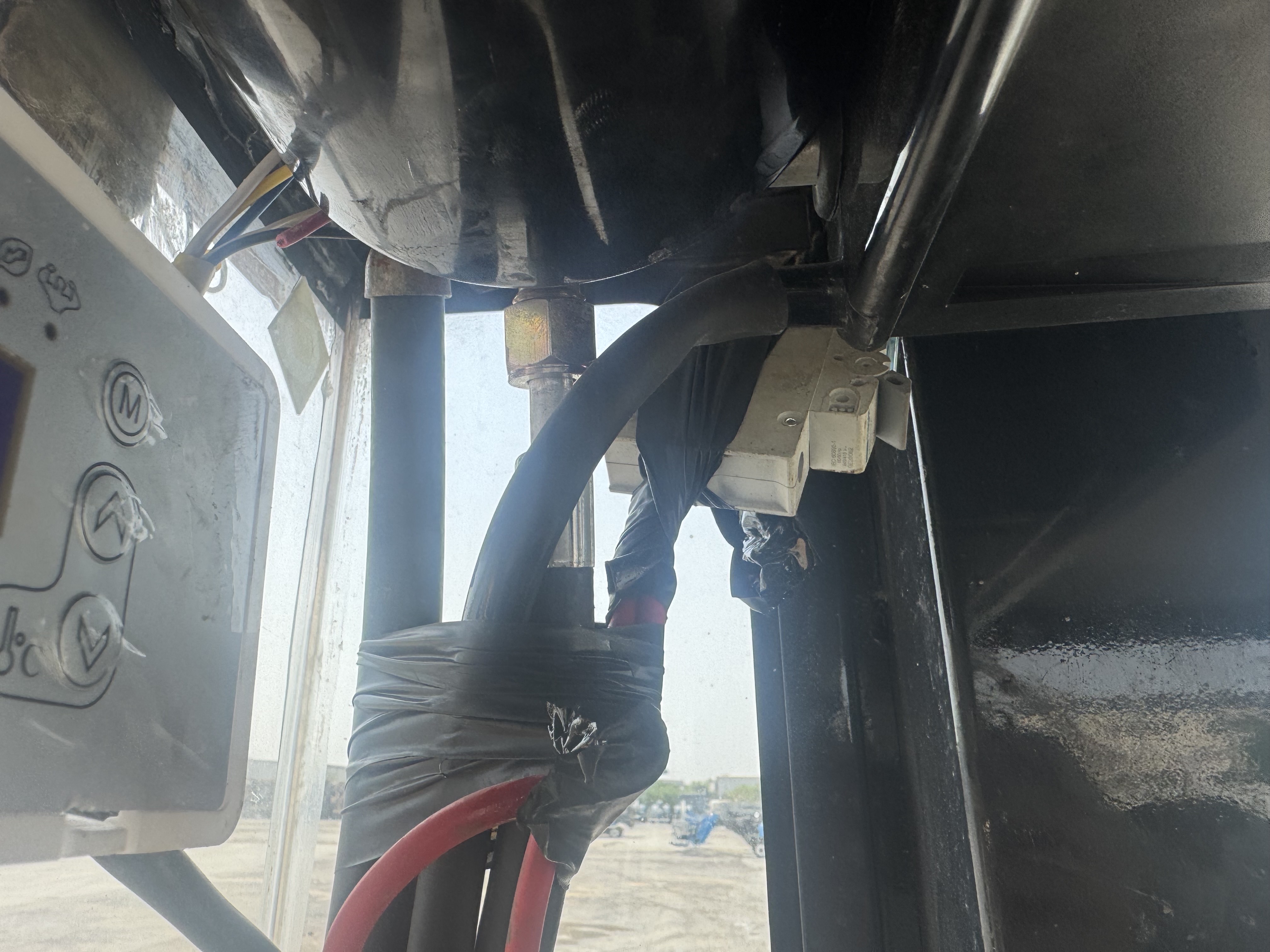 WHL-022-SEM-655D-Wheel-loaders-inspection-Air-conditioning-Refrigerant-lines-1