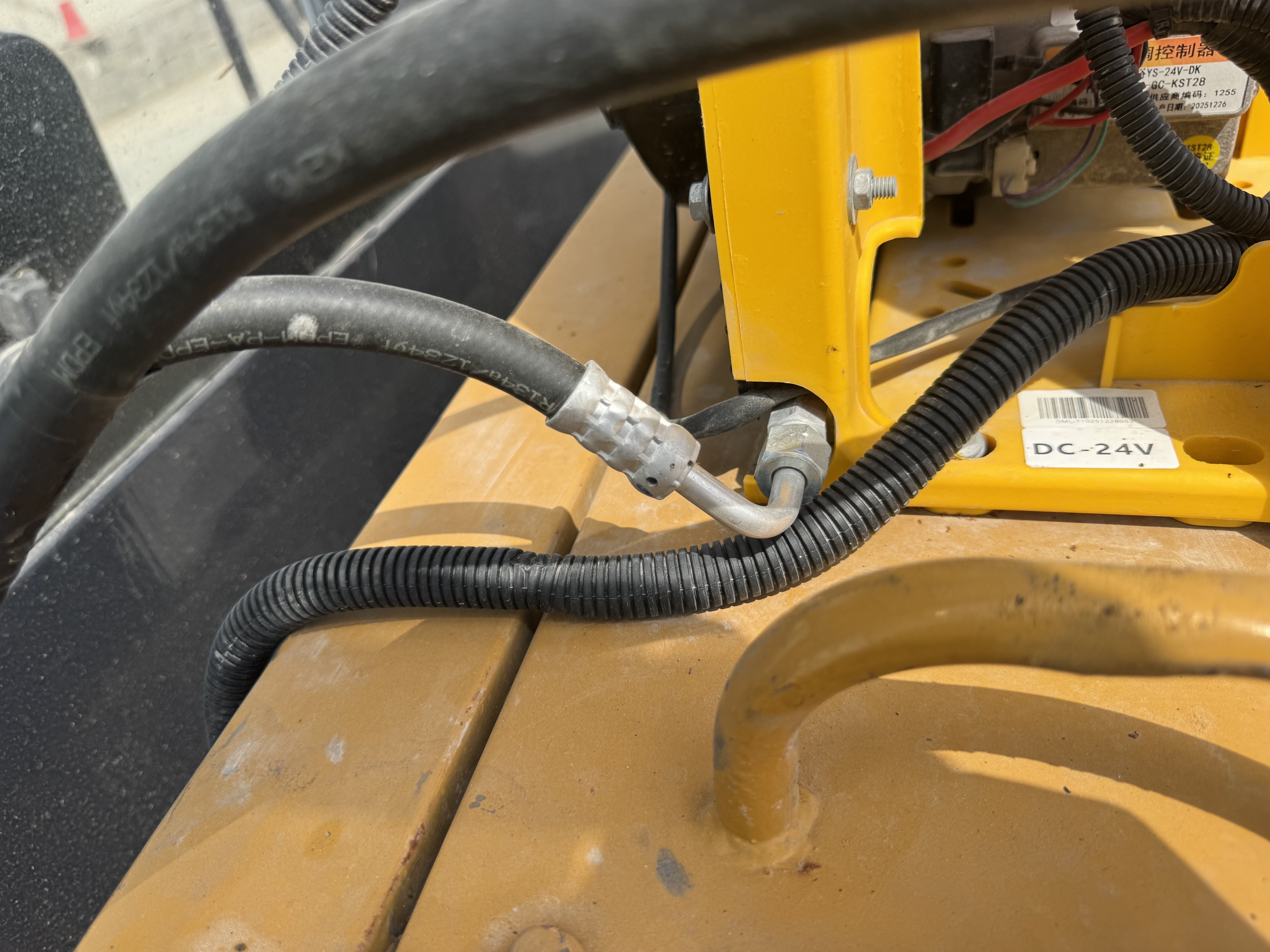 WHL-022-SEM-655D-Wheel-loaders-inspection-Air-conditioning-Refrigerant-lines-1