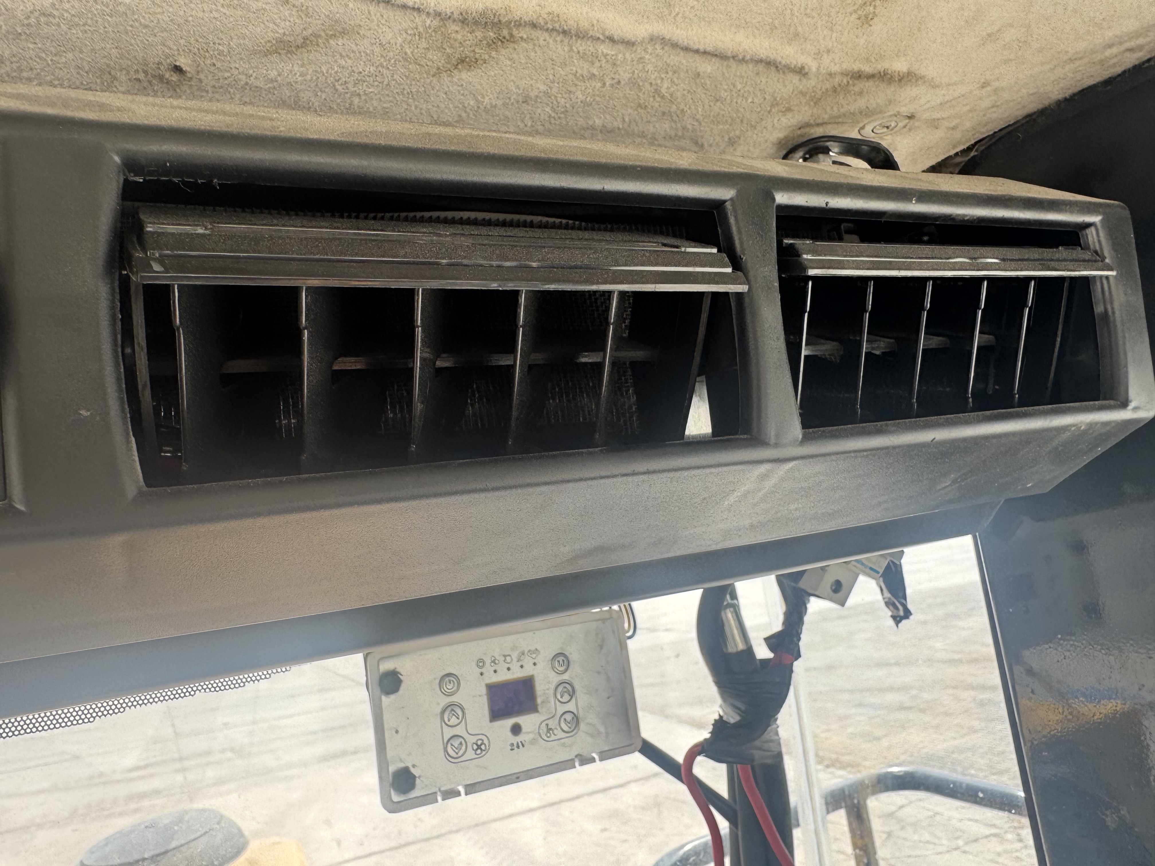 WHL-022-SEM-655D-Wheel-loaders-inspection-Air-conditioning-Vents-and-air-flow-1