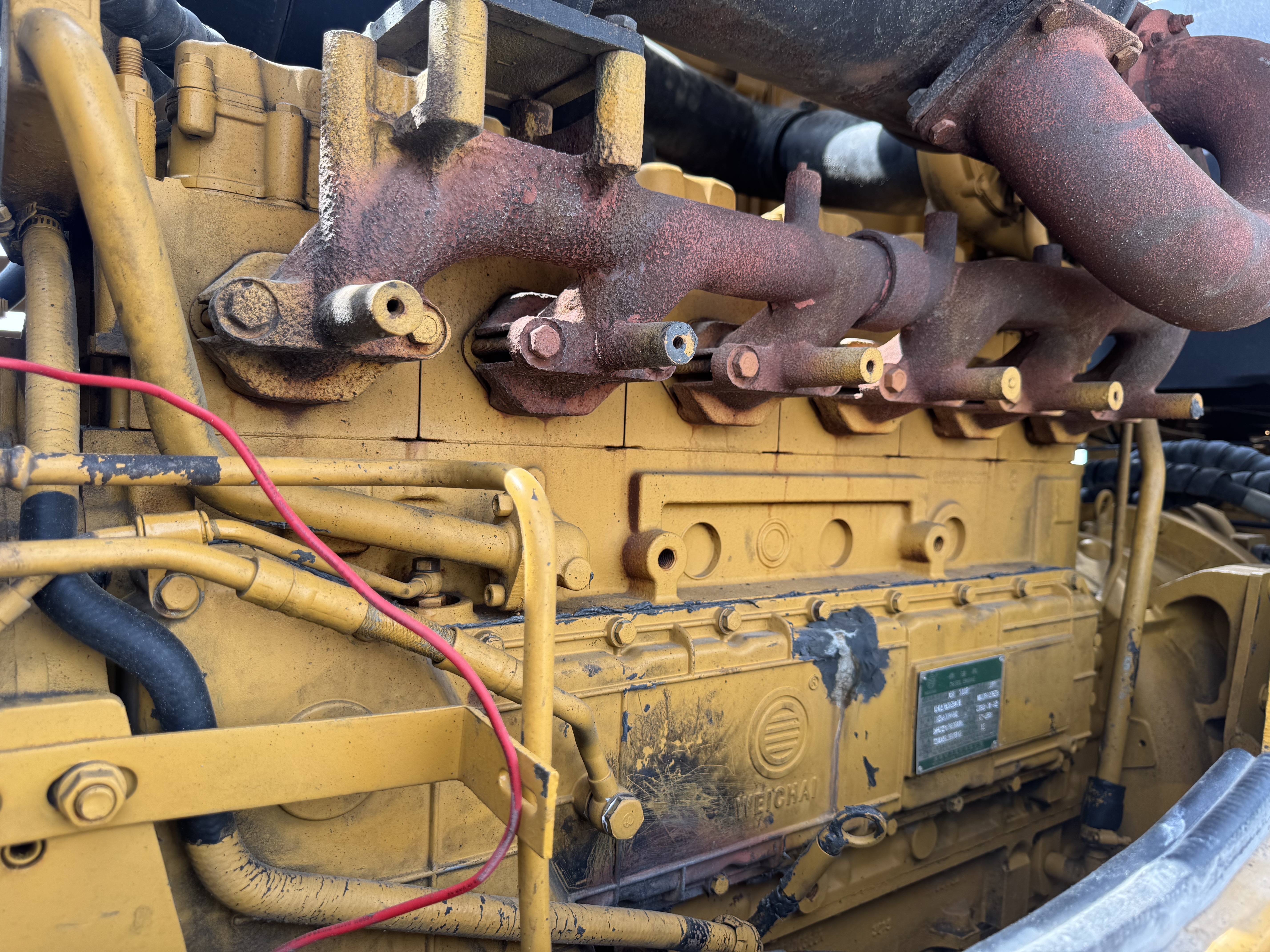 WHL-022-SEM-655D-Wheel-loaders-inspection-Engine-Engine-oil-leaks-4