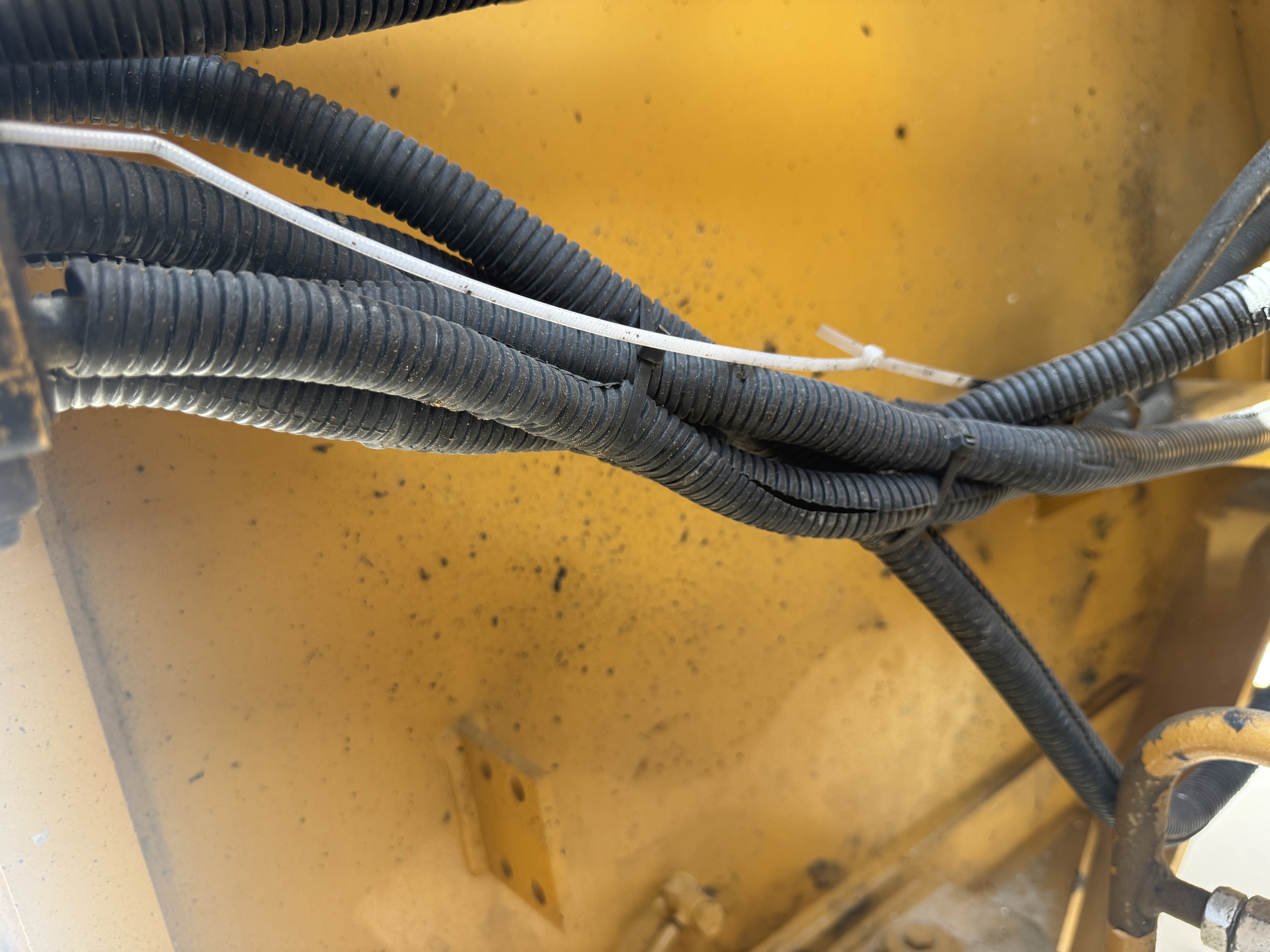 WHL-022-SEM-655D-Wheel-loaders-inspection-Hydraulics-Wiring-harness-1