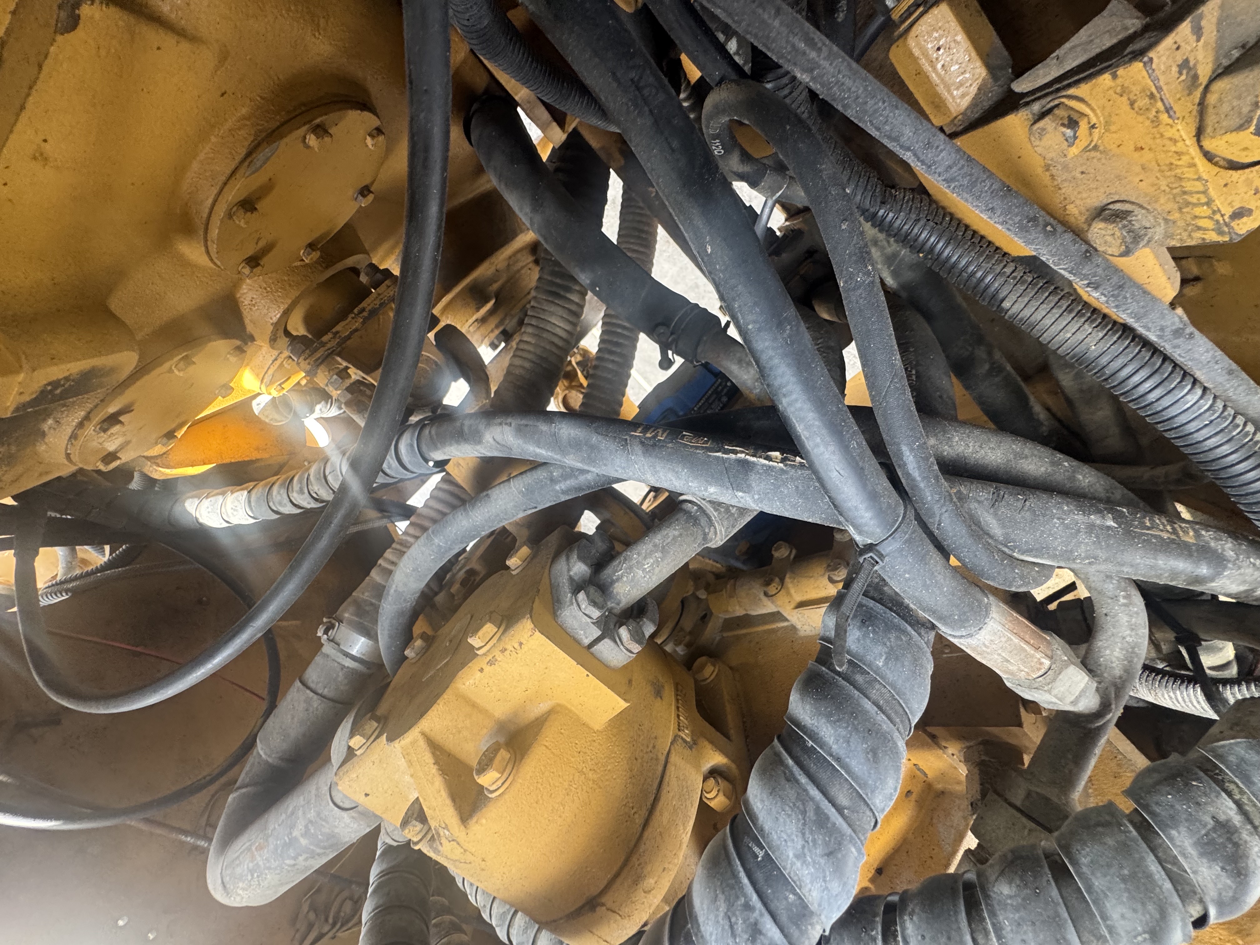 WHL-022-SEM-655D-Wheel-loaders-inspection-Hydraulics-Hydraulic-pump-1