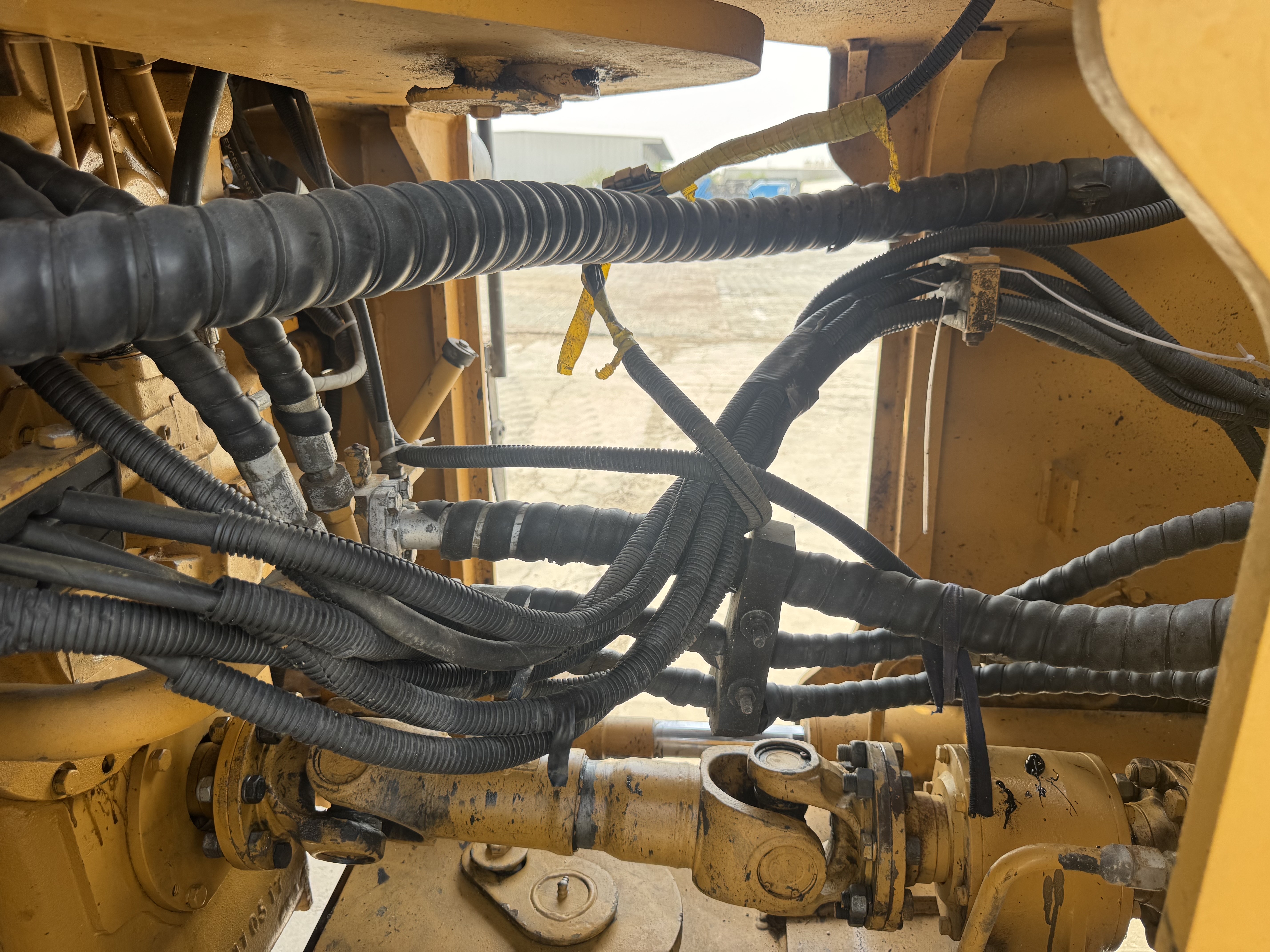 WHL-022-SEM-655D-Wheel-loaders-inspection-Hydraulics-Hydraulic-hoses-and-lines-1
